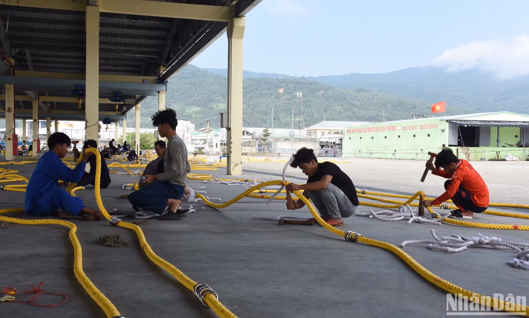 Không khí chuẩn bị ngư lưới cụ tại khu vực cầu cảng chiều 21/2.