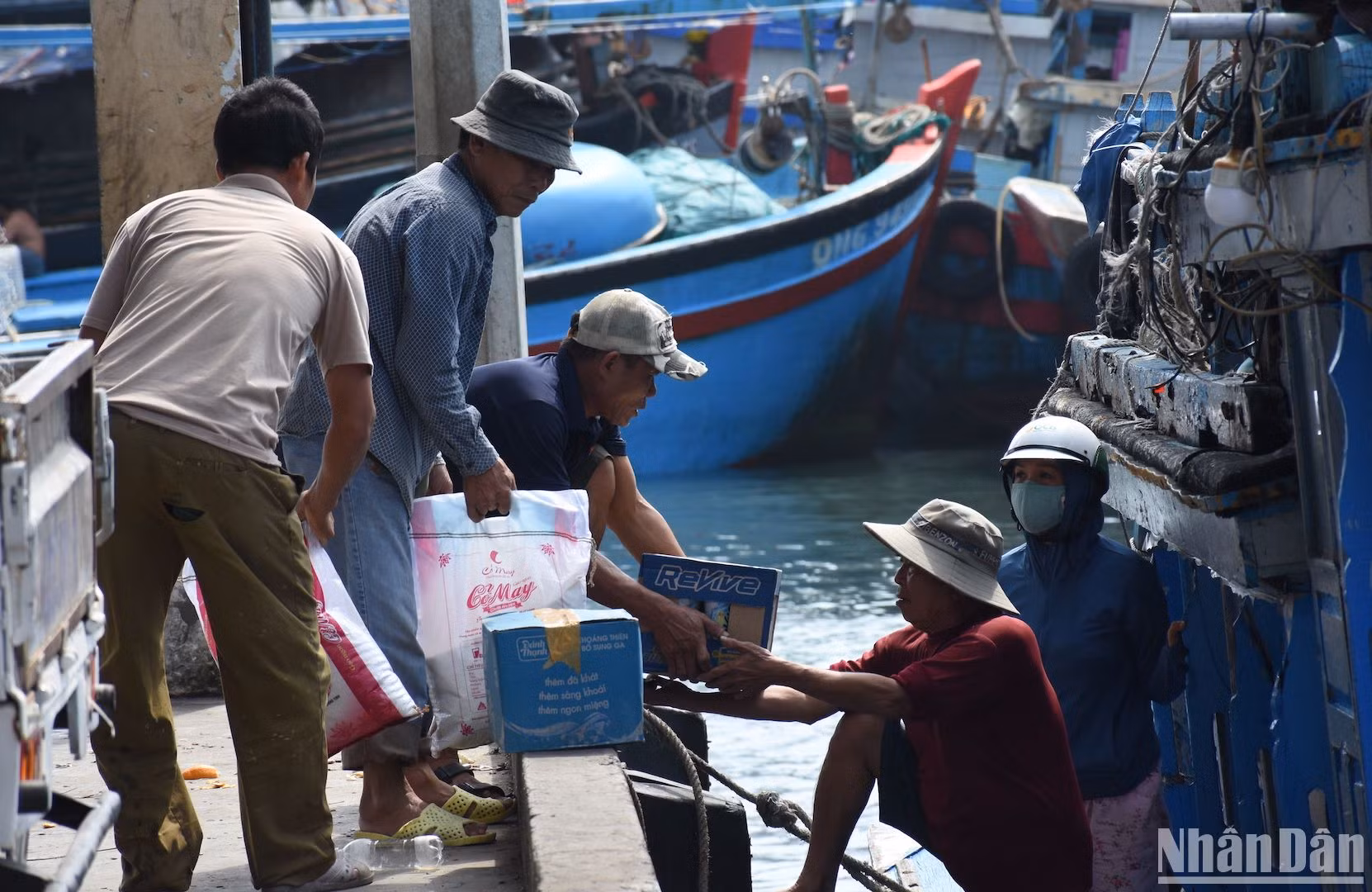 Lương thực, thực phẩm được các ngư dân chuẩn bị đưa lên tàu cho chuyến biển đầu năm.