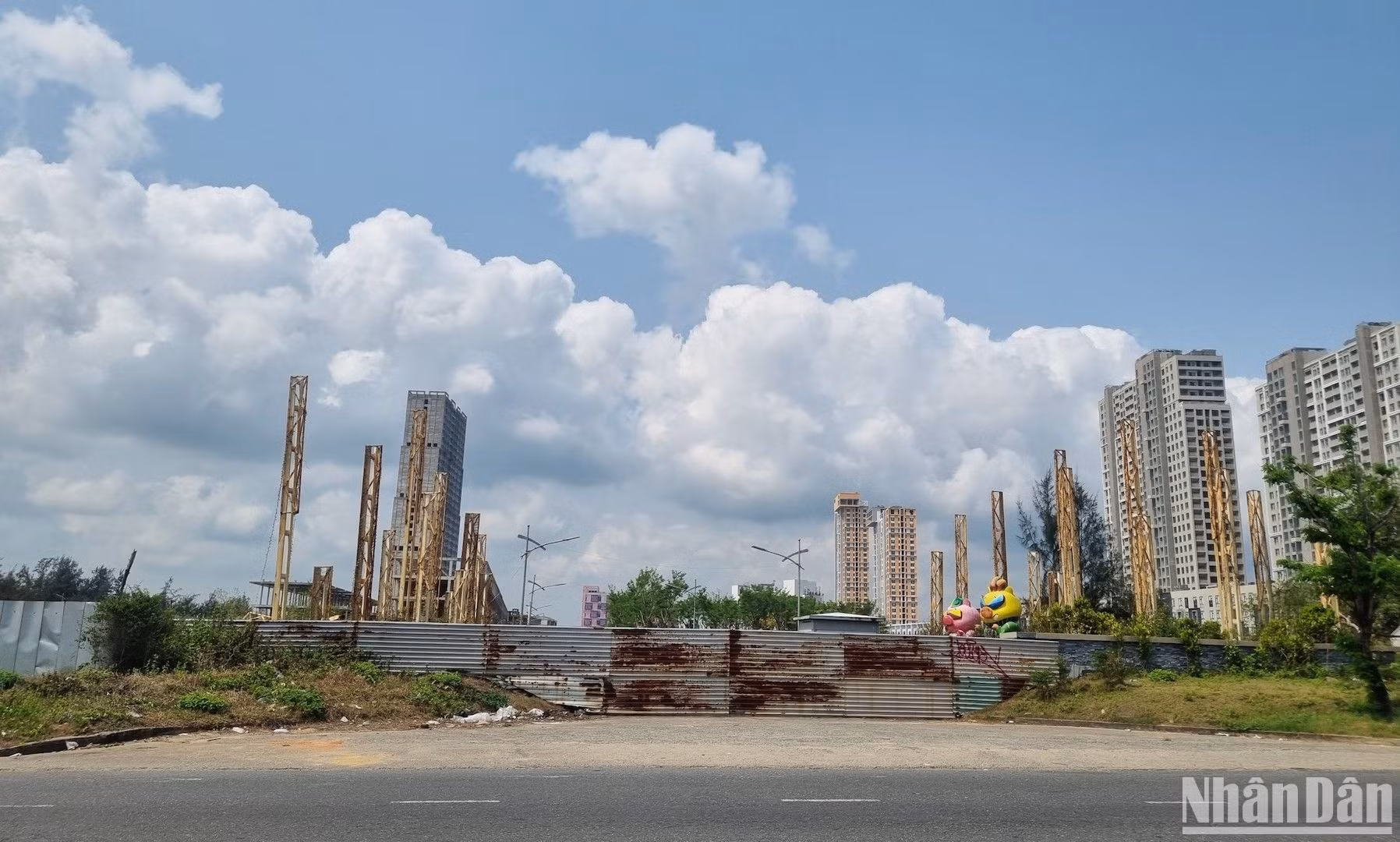 Dự án Tổ hợp du lịch và giải trí Cocobay được Tập đoàn Empire chính thức khởi công vào ngày 5/6/2016 tại đường Trường Sa, phường Hòa Hải, quận Ngũ Hành Sơn, thành phố Đà Nẵng, trên diện tích khoảng 31ha với với tổng vốn đầu tư 11.000 tỷ đồng. Dự án được giới thiệu là tổ hợp du lịch và giải trí với nhiều hạng mục như sân khấu biểu diễn trong nhà, sân khấu biểu diễn ngoài trời, quảng trường du lịch, tuyến phố đi bộ cùng hệ thống lưu trú condotel và khách sạn Boutique. (Ảnh hiện trạng chụp ngày 19/3) Dự án Tổ hợp du lịch và giải trí Cocobay được Tập đoàn Empire chính thức khởi công vào ngày 5/6/2016 tại đường Trường Sa, phường Hòa Hải, quận Ngũ Hành Sơn, thành phố Đà Nẵng, trên diện tích khoảng 31ha với với tổng vốn đầu tư 11.000 tỷ đồng. Dự án được giới thiệu là tổ hợp du lịch và giải trí với nhiều hạng mục như sân khấu biểu diễn trong nhà, sân khấu biểu diễn ngoài trời, quảng trường du lịch, tuyến phố đi bộ cùng hệ thống lưu trú condotel và khách sạn Boutique. (Ảnh hiện trạng chụp ngày 19/3)