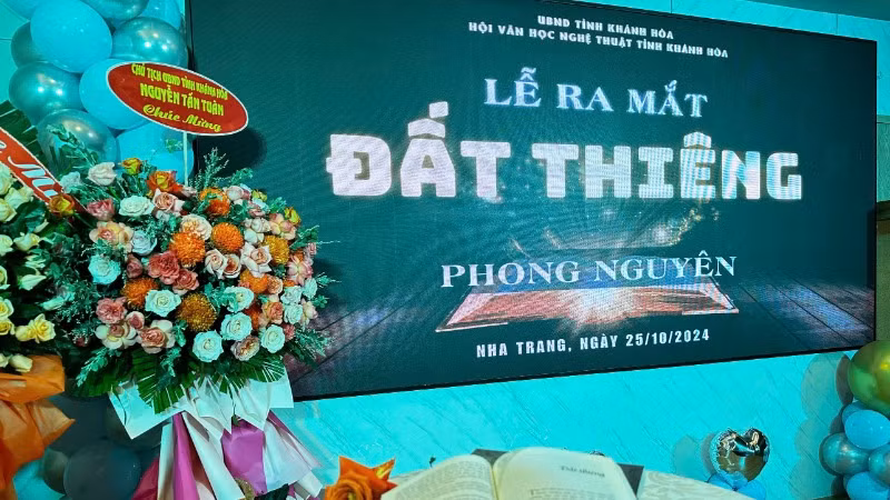 Tác phẩm Đất thiêng của nhà báo Phong Nguyên với nhiều bút ký, tùy bút viết về chủ quyền biển đảo Việt Nam. (Ảnh: ANH ĐÀO) Tác phẩm Đất thiêng của nhà báo Phong Nguyên với nhiều bút ký, tùy bút viết về chủ quyền biển đảo Việt Nam. (Ảnh: ANH ĐÀO)