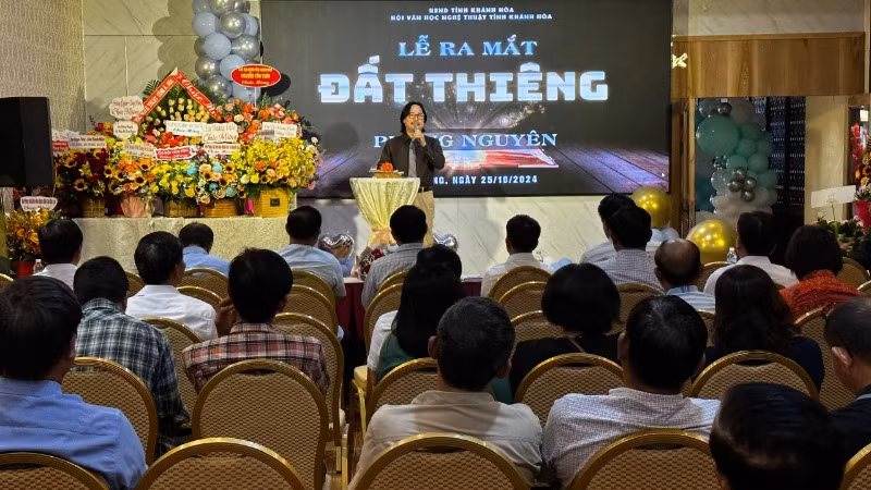 Họa sĩ Trần Hà, Chủ tịch Hội Văn học nghệ thuật tỉnh Khánh Hòa phát biểu chúc mừng tác phẩm mới của nhà báo Phong Nguyên. (Ảnh: ANH ĐÀO) Họa sĩ Trần Hà, Chủ tịch Hội Văn học nghệ thuật tỉnh Khánh Hòa phát biểu chúc mừng tác phẩm mới của nhà báo Phong Nguyên. (Ảnh: ANH ĐÀO)