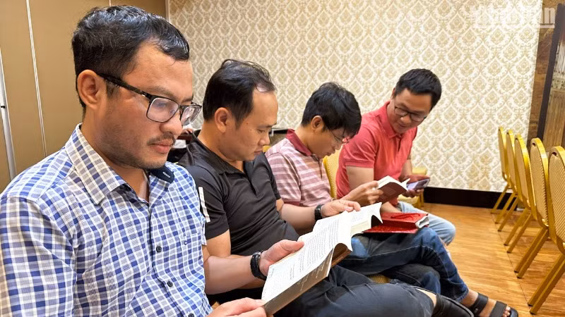 Nhiều đồng nghiệp làm báo ở tỉnh Khánh Hòa đến dự, chia sẻ với tác phẩm mới của nhà báo Phong Nguyên. (Ảnh: ANH ĐÀO) Nhiều đồng nghiệp làm báo ở tỉnh Khánh Hòa đến dự, chia sẻ với tác phẩm mới của nhà báo Phong Nguyên. (Ảnh: ANH ĐÀO)