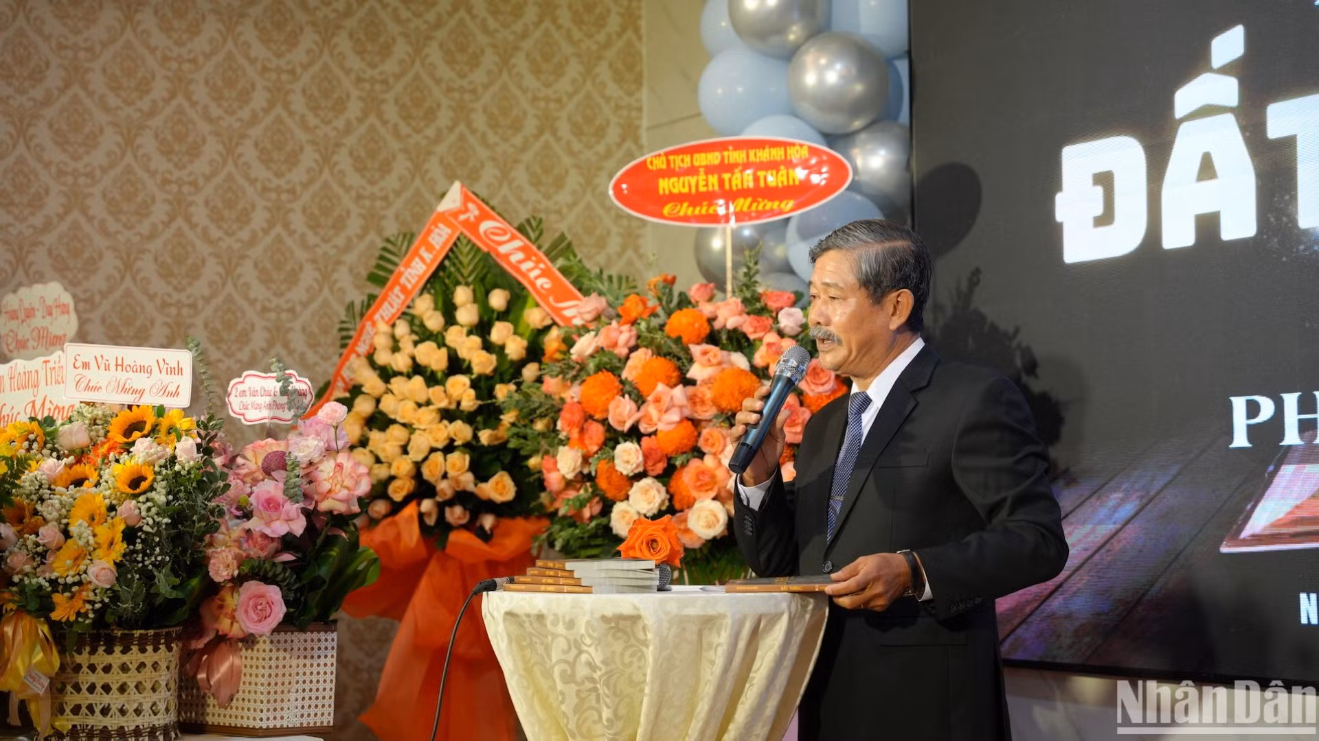 Nhà báo Phong Nguyên phát biểu tại buổi ra mắt sách. (Ảnh: ANH ĐÀO) Nhà báo Phong Nguyên phát biểu tại buổi ra mắt sách. (Ảnh: ANH ĐÀO)