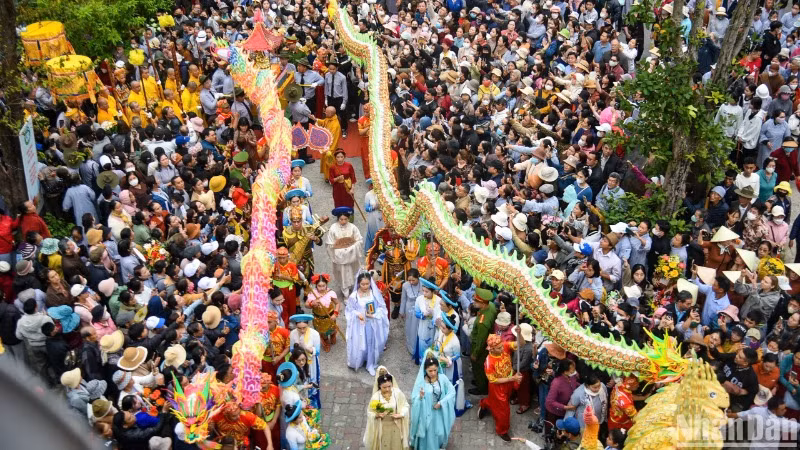 Hàng nghìn phật tử, người dân, du khách đổ về chùa Quán Thế Âm, tham gia lễ vía sáng 18/3 (nhằm ngày 19/2 Âm lịch). (Ảnh: ANH ĐÀO) Hàng nghìn phật tử, người dân, du khách đổ về chùa Quán Thế Âm, tham gia lễ vía sáng 18/3 (nhằm ngày 19/2 Âm lịch). (Ảnh: ANH ĐÀO)