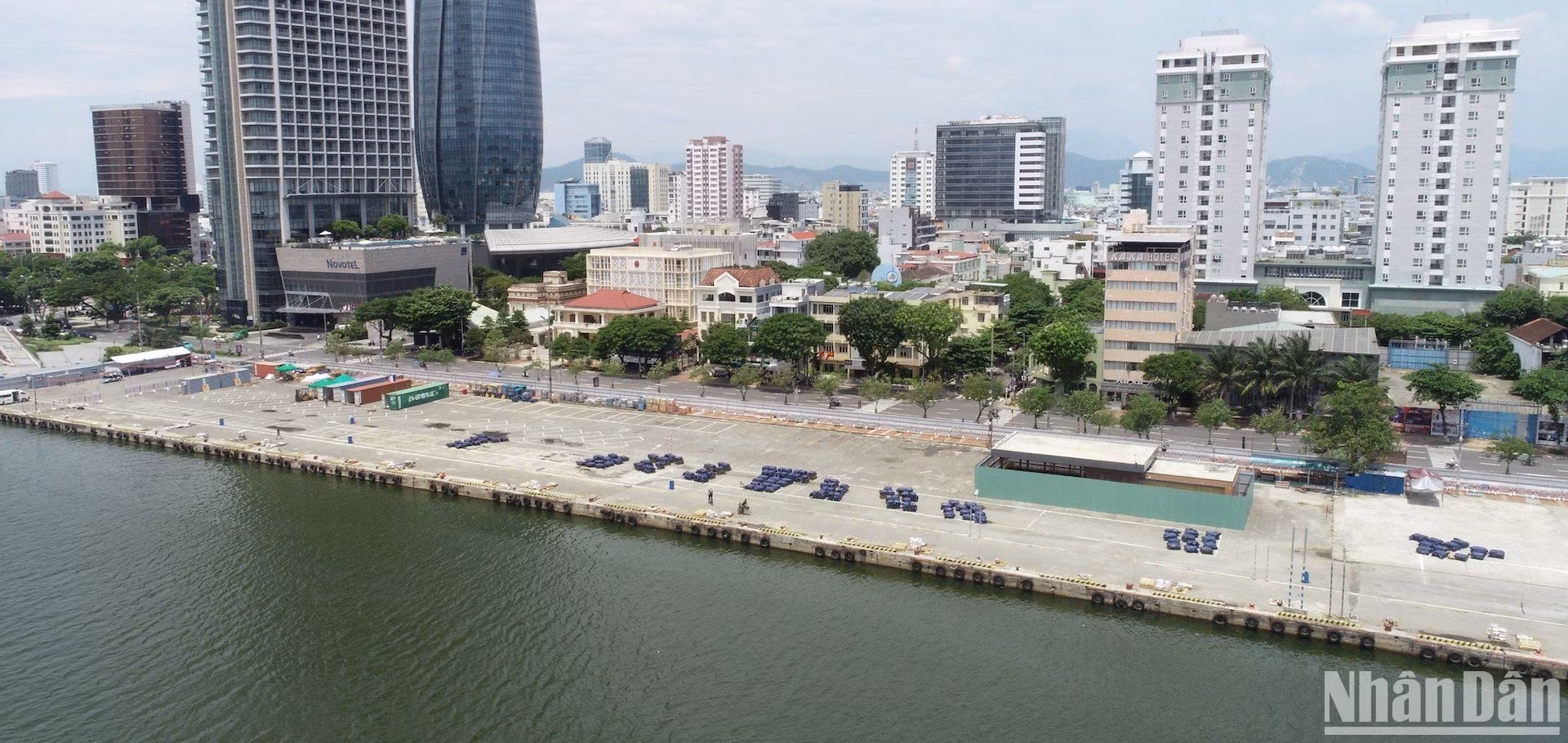 Mọi công tác chuẩn bị cho đêm khai mạc Lễ hội pháo hoa Quốc tế Đà Nẵng năm 2024 đang gấp rút hoàn thiện. Trong ảnh là toàn bộ khu vực trận địa pháo nhìn từ trên cao. (Ảnh ANH ĐÀO) Mọi công tác chuẩn bị cho đêm khai mạc Lễ hội pháo hoa Quốc tế Đà Nẵng năm 2024 đang gấp rút hoàn thiện. Trong ảnh là toàn bộ khu vực trận địa pháo nhìn từ trên cao. (Ảnh ANH ĐÀO)