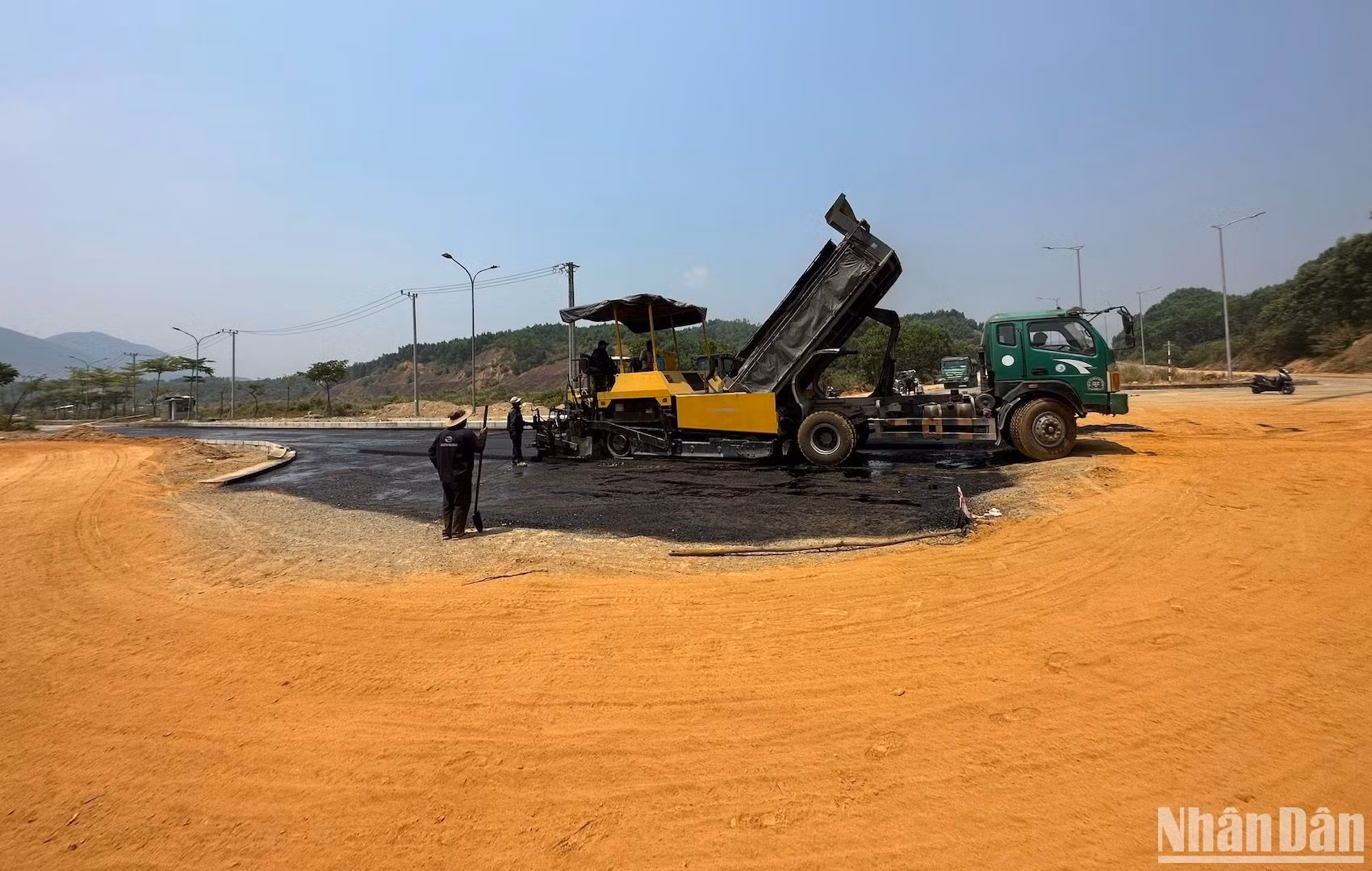 Các công nhân này cho hay, công việc gấp rút theo tiến độ và anh em tăng ca, làm giữa nắng nóng nhiều ngày qua. Trong ảnh là công nhân đang thảm nhựa một đoạn giao với đường nội bộ của Khu công nghệ thông tin tập trung Đà Nẵng Các công nhân này cho hay, công việc gấp rút theo tiến độ và anh em tăng ca, làm giữa nắng nóng nhiều ngày qua. Trong ảnh là công nhân đang thảm nhựa một đoạn giao với đường nội bộ của Khu công nghệ thông tin tập trung Đà Nẵng