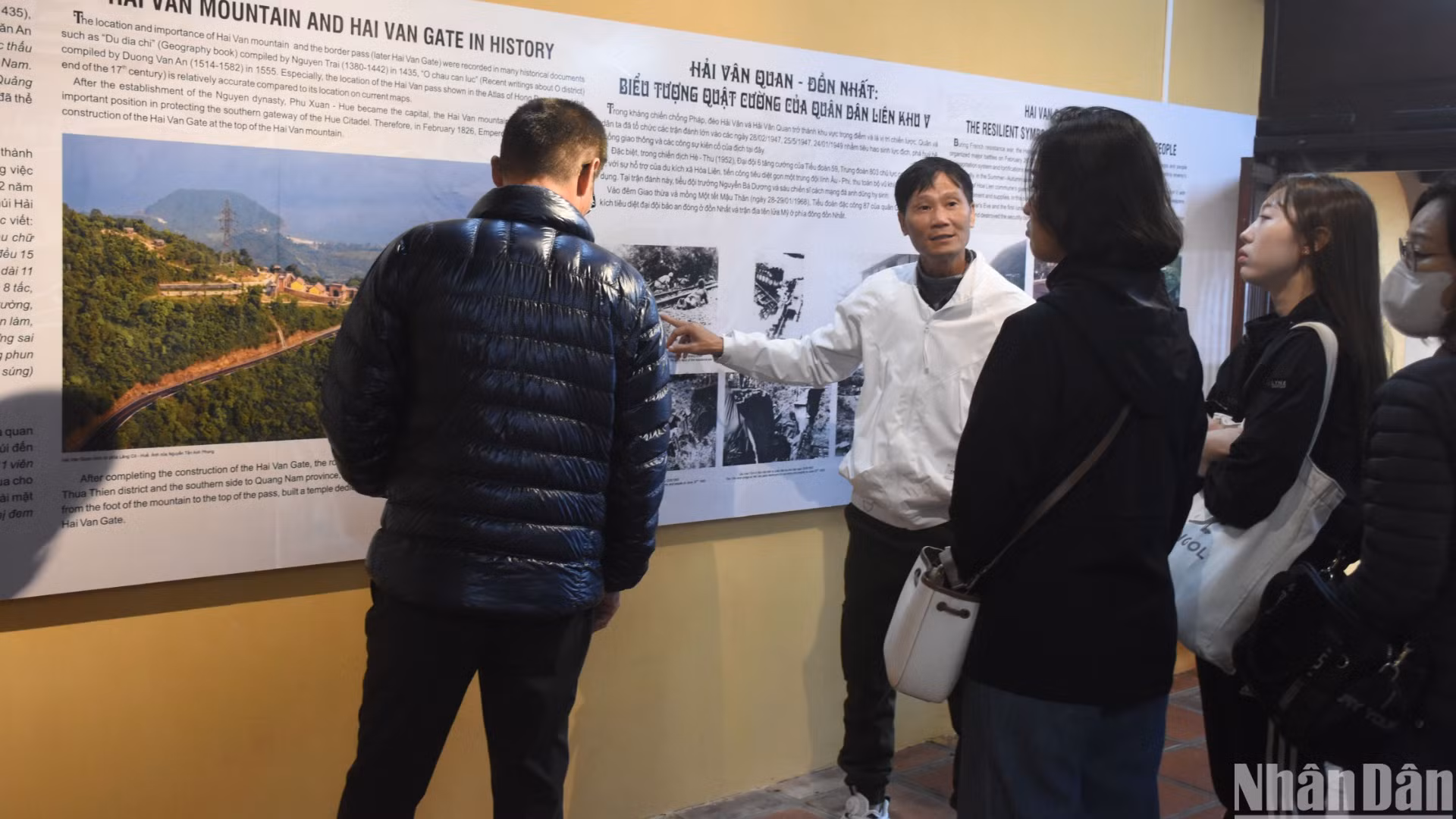 Du khách tham quan, tìm hiểu về Di tích Quốc gia Hải Vân quan tại phòng trưng bày. (Ảnh: ANH ĐÀO) Du khách tham quan, tìm hiểu về Di tích Quốc gia Hải Vân quan tại phòng trưng bày. (Ảnh: ANH ĐÀO)