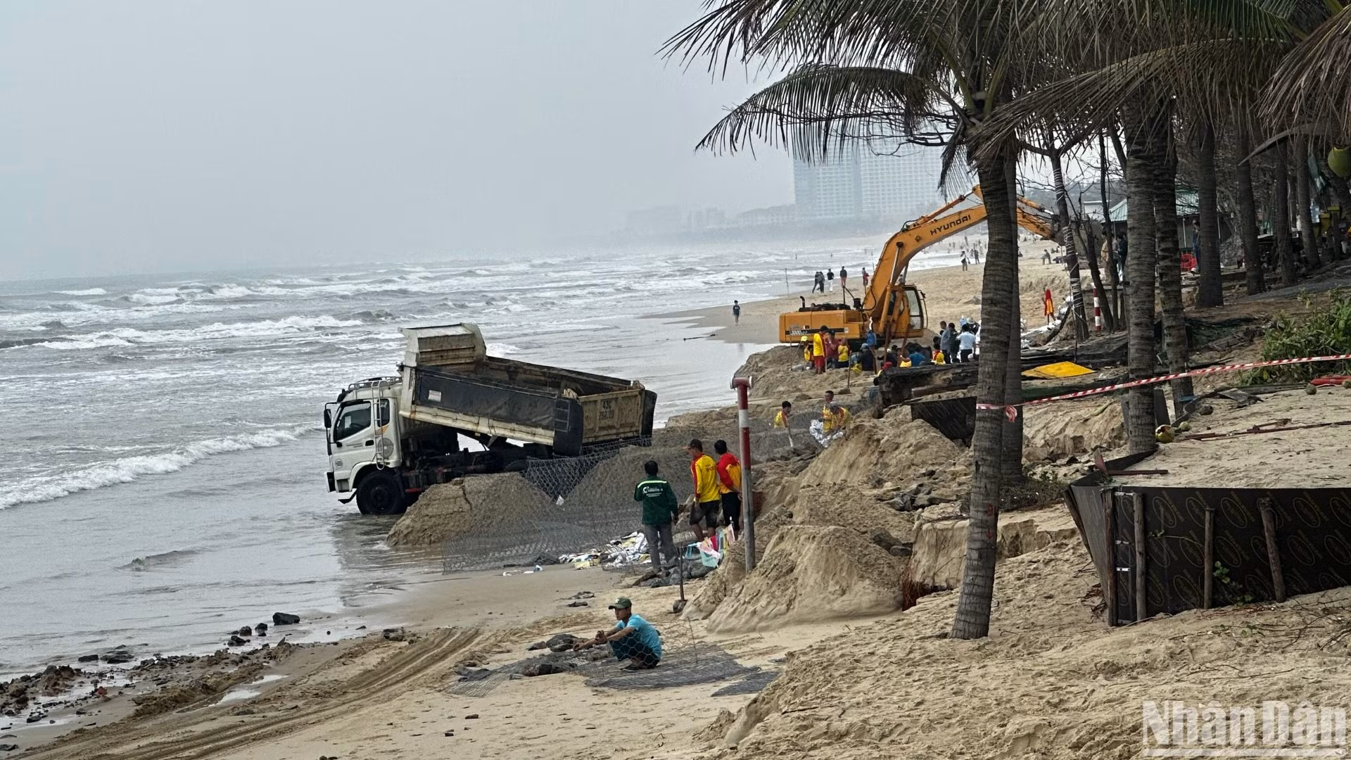 Khu vực sạt lở kéo dài hơn 100m và toàn bộ khu vực bị ảnh hưởng dài khoảng 500m, đây là đoạn bờ biển thuộc biển Mỹ Khê - một trong những bãi biển được bình chọn là đẹp nhất hành tinh. (Ảnh: ANH ĐÀO) Khu vực sạt lở kéo dài hơn 100m và toàn bộ khu vực bị ảnh hưởng dài khoảng 500m, đây là đoạn bờ biển thuộc biển Mỹ Khê - một trong những bãi biển được bình chọn là đẹp nhất hành tinh. (Ảnh: ANH ĐÀO)