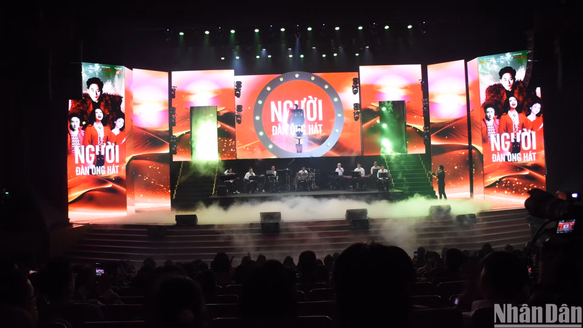 Live concert "Người đàn ông hát" của Tùng Dương được khán giả Đà Nẵng đón nhận nồng nhiệt. (Ảnh: ANH ĐÀO)