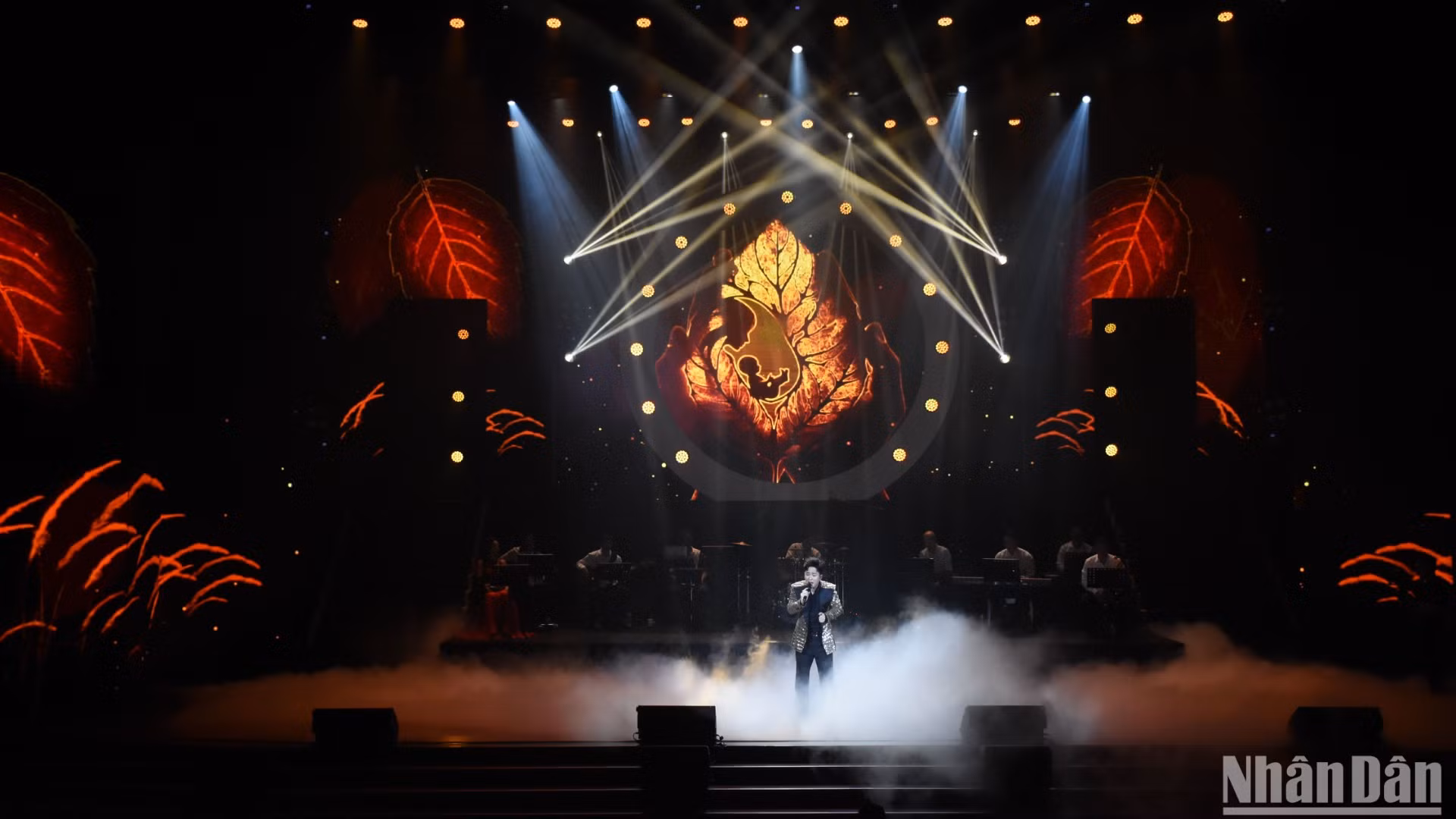 Khán giả yêu mến giọng hát Tùng Dương được gặp lại một Tùng Dương trong live concert "Người đàn ông hát" với hình ảnh của một Tùng Dương trưởng thành, chín chắn sau hành trình độc đạo nhưng vẫn cháy bỏng đam mê, luôn muốn khai phá những giá trị sáng tạo cho nghệ thuật. (Ảnh: ANH ĐÀO)