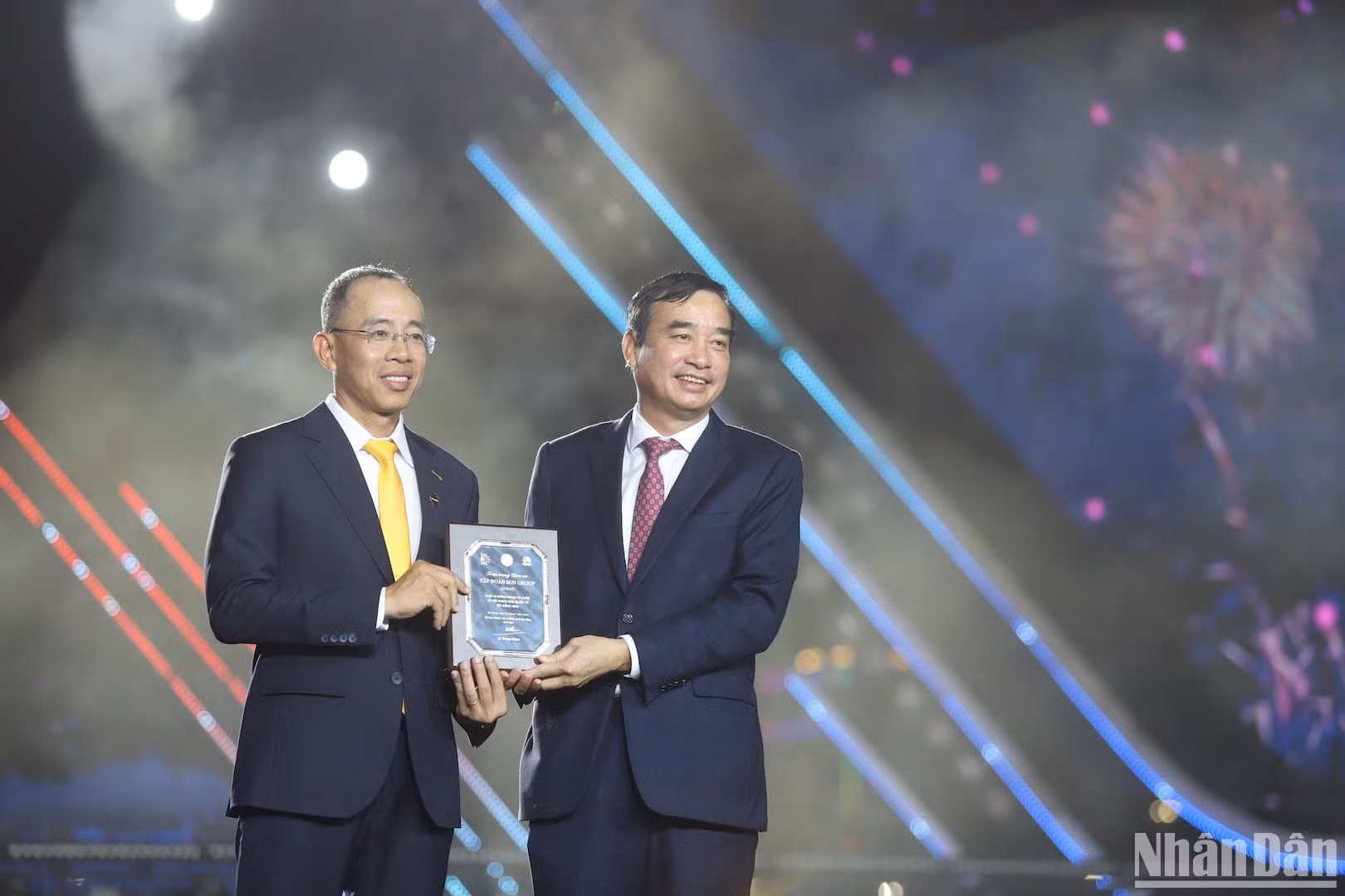 Chủ tịch UBND TP Đà Nẵng Lê Trung Chinh trao Kỷ niệm chương cho ông Huỳnh Nam Thắng - Phó Tổng giám đốc Sun Group Vùng Miền Trung. Ảnh ANH ĐÀO