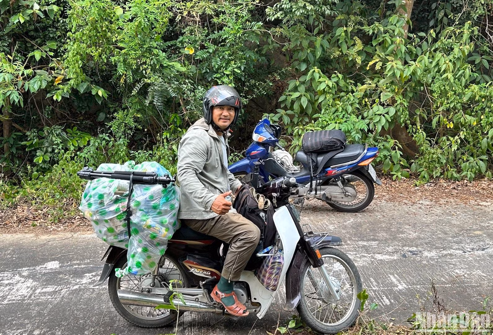 Và lên với Sơn Trà, hãy để lại những dấu chân, hãy ghi lại những bức ảnh đẹp và cùng chung tay bảo vệ môi trường. Trong ảnh là anh Đào Đặng Công Trung, đại sứ môi trường biển. Anh lên núi Sơn Trà và mang về một túi ni lông toàn vỏ chai nhựa, rác thải...bị du khách bỏ lại. (Ảnh ANH ĐÀO)