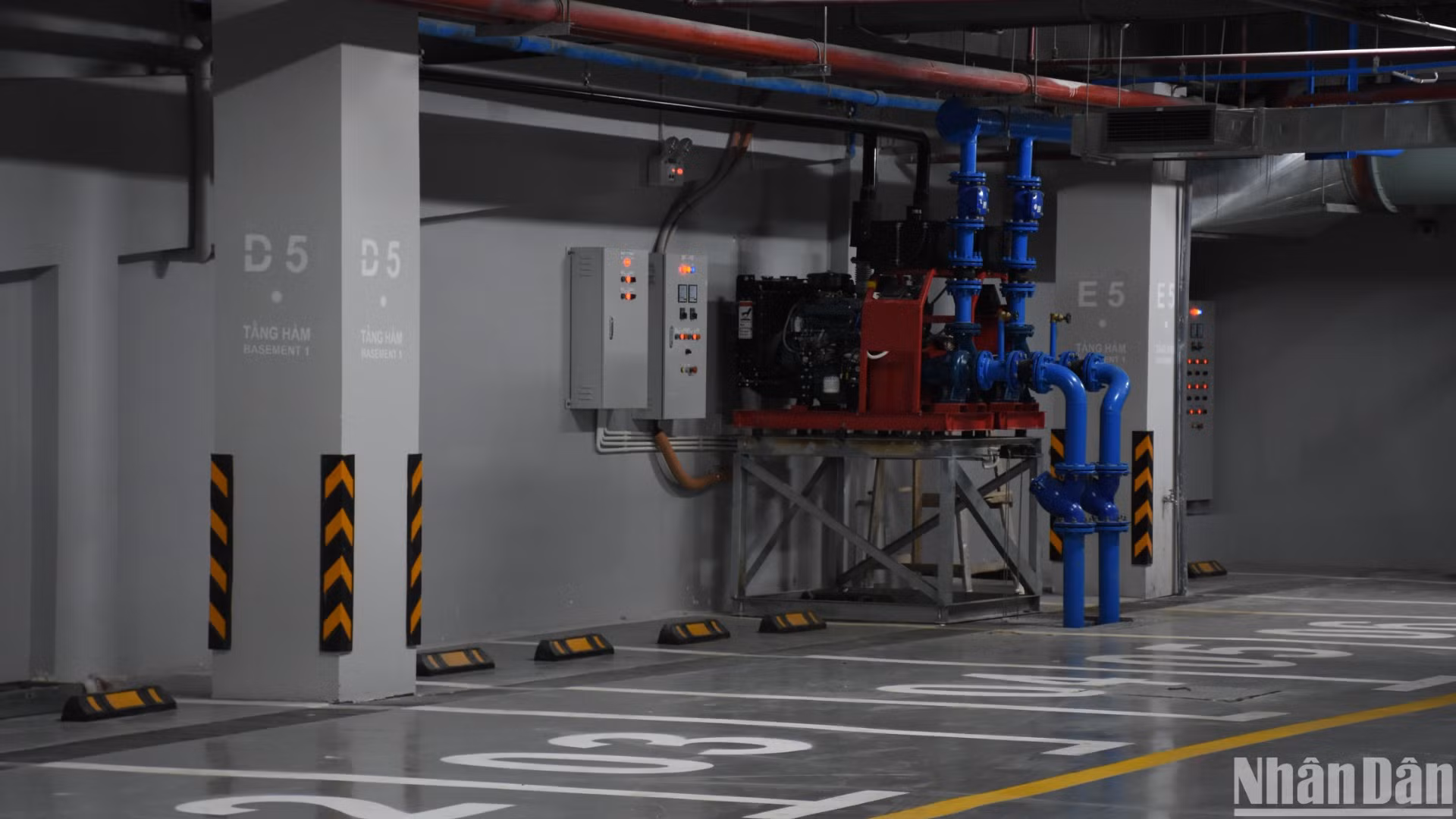 Hệ thống tầng hầm với các khu vực để xe được đầu tư hiện đại, có cảnh báo ngập lụt. (Ảnh: ANH ĐÀO) Hệ thống tầng hầm với các khu vực để xe được đầu tư hiện đại, có cảnh báo ngập lụt. (Ảnh: ANH ĐÀO)