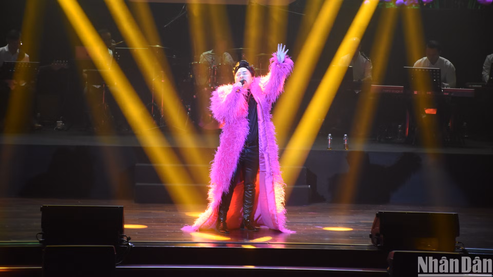 Ca sĩ Tùng Dương trong live concert "Người đàn ông hát", đêm thứ 2 tại Nhà hát Trưng Vương, Đà Nẵng. (Ảnh: ANH ĐÀO)