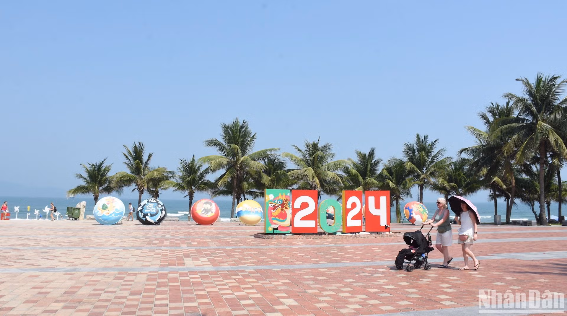 Biển Mỹ Khê có nhiều điểm thuận lợi khi gần trung tâm thành phố nên du khách rất thuận tiện trong việc vui chơi. Bên cạnh đó không gian thơ mộng với những hàng dừa bao quanh, nước biển xanh, cát trắng là địa điểm vui chơi thích hợp ở Đà Nẵng, để du khách tận hưởng cuộc sống. Ảnh: ANH ĐÀO