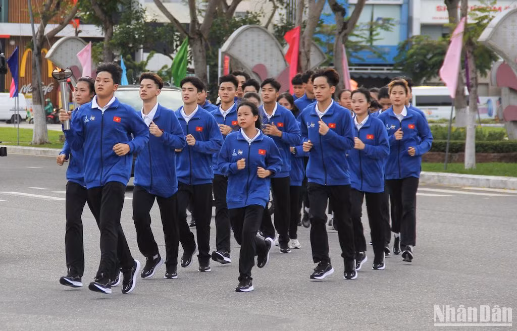 Ngọn lửa sẽ được đưa về Đài đuốc Đại hội Thể thao học sinh Đông Nam Á tại Cung Thể thao Tiên Sơn và thắp sáng trong Lễ khai mạc sự kiện, tối nay (1/6). (Ảnh ANH ĐÀO)
