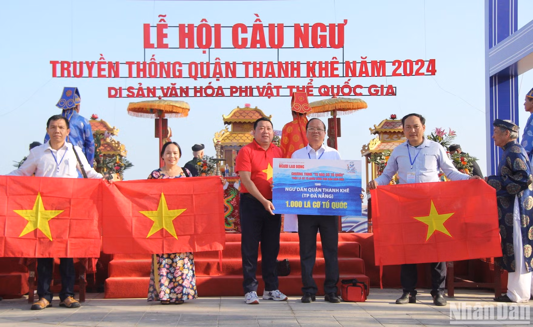 Tại chương trình, Báo Người Lao Động thực hiện chương trình Tự hào cờ Tổ quốc, trao 1.000 lá cờ Tổ quốc và cơ số thuốc y tế cho ngư dân quận Thanh Khê. (Ảnh: ANH ĐÀO)