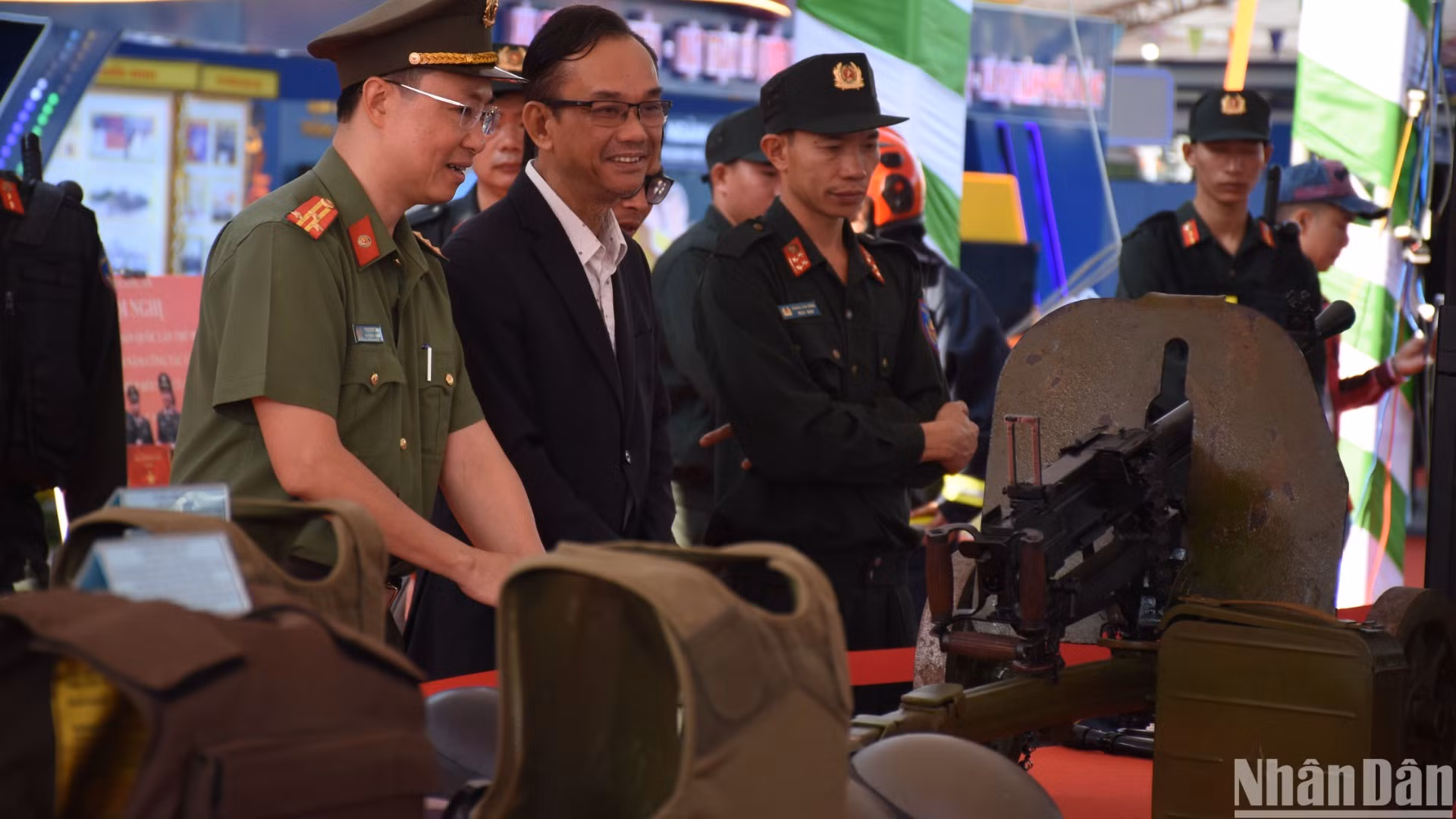 Các đại biểu tham quan khu vực an ninh quốc phòng. (Ảnh: ANH ĐÀO)