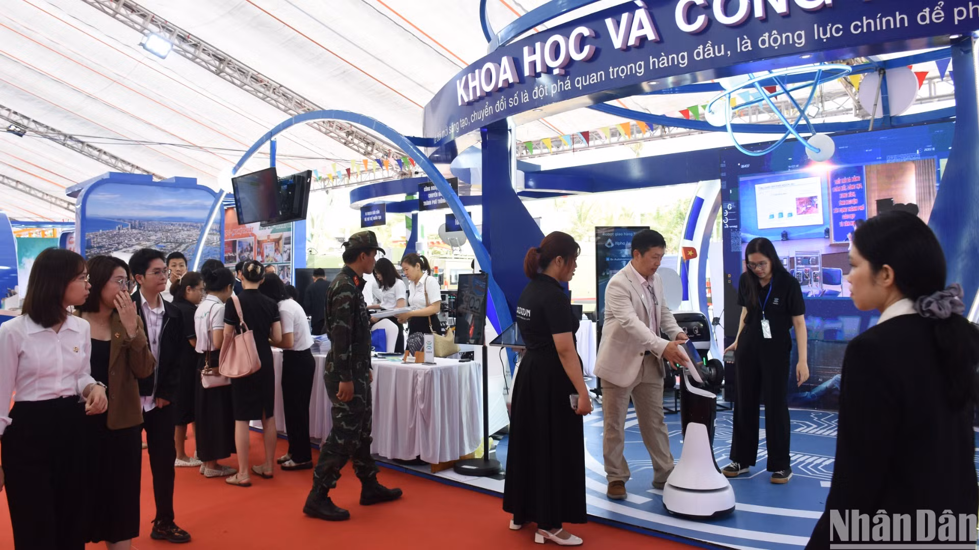 “Đà Nẵng - Phát triển và Hội nhập” thu hút đông đảo người dân đến tham quan. (Ảnh: ANH ĐÀO)
