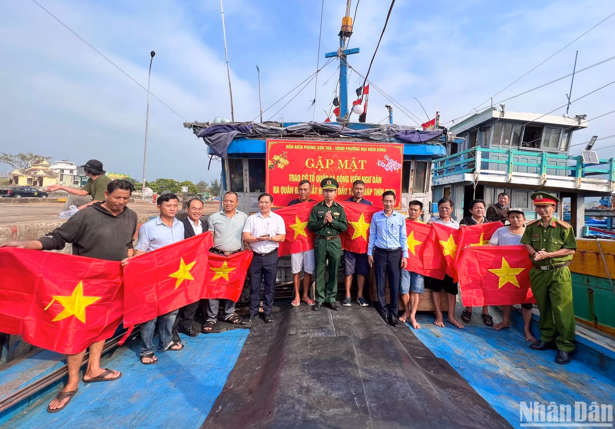 Sáng 21/2, Đảng ủy, Ủy ban nhân dân phường Nại Hiên Đông và các đơn vị liên quan gặp mặt, trao tặng cờ Tổ quốc và động viên ngư dân ra quân đánh bắt hải sản đầu năm 2024.