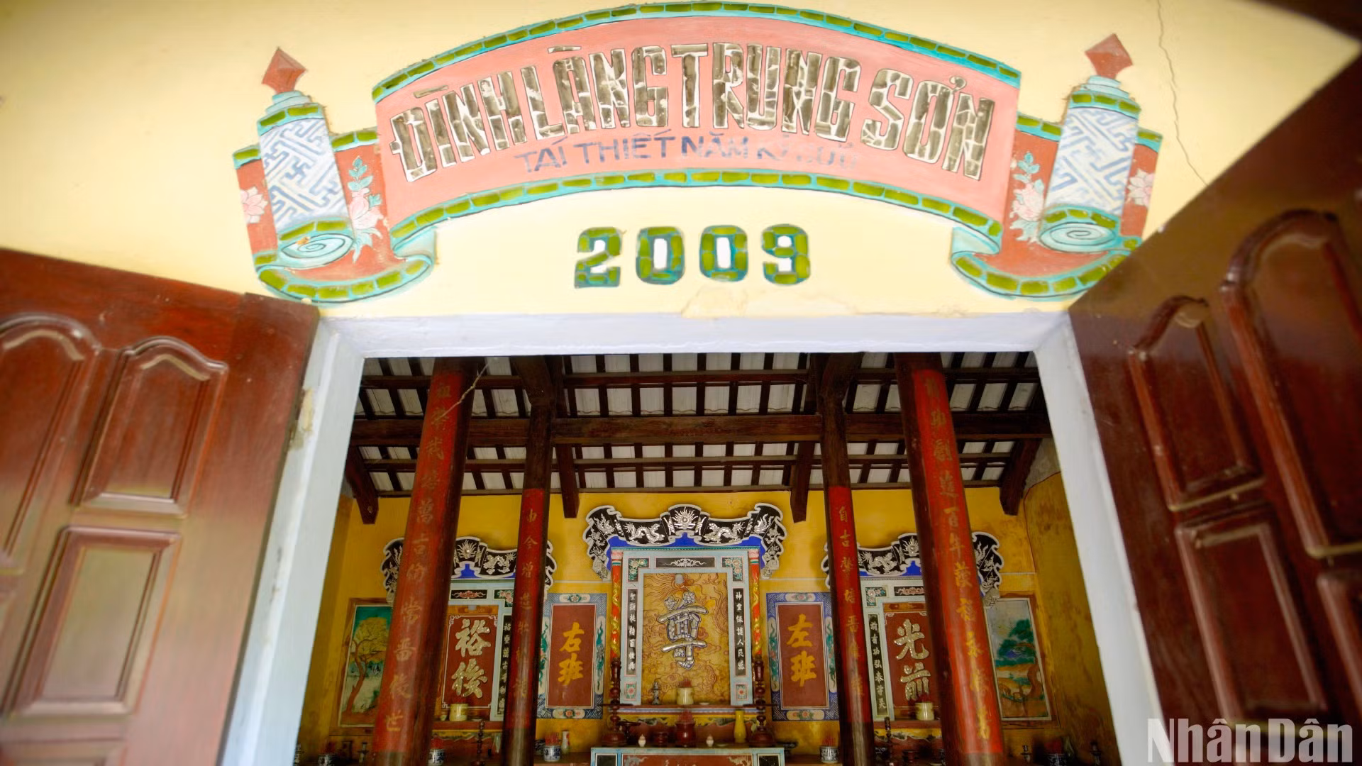 Nằm bình yên trong rừng Trung Sơn là đình làng được người dân nơi này xây dựng, tái thiết lại năm 2009. (Ảnh: ANH ĐÀO) Nằm bình yên trong rừng Trung Sơn là đình làng được người dân nơi này xây dựng, tái thiết lại năm 2009. (Ảnh: ANH ĐÀO)
