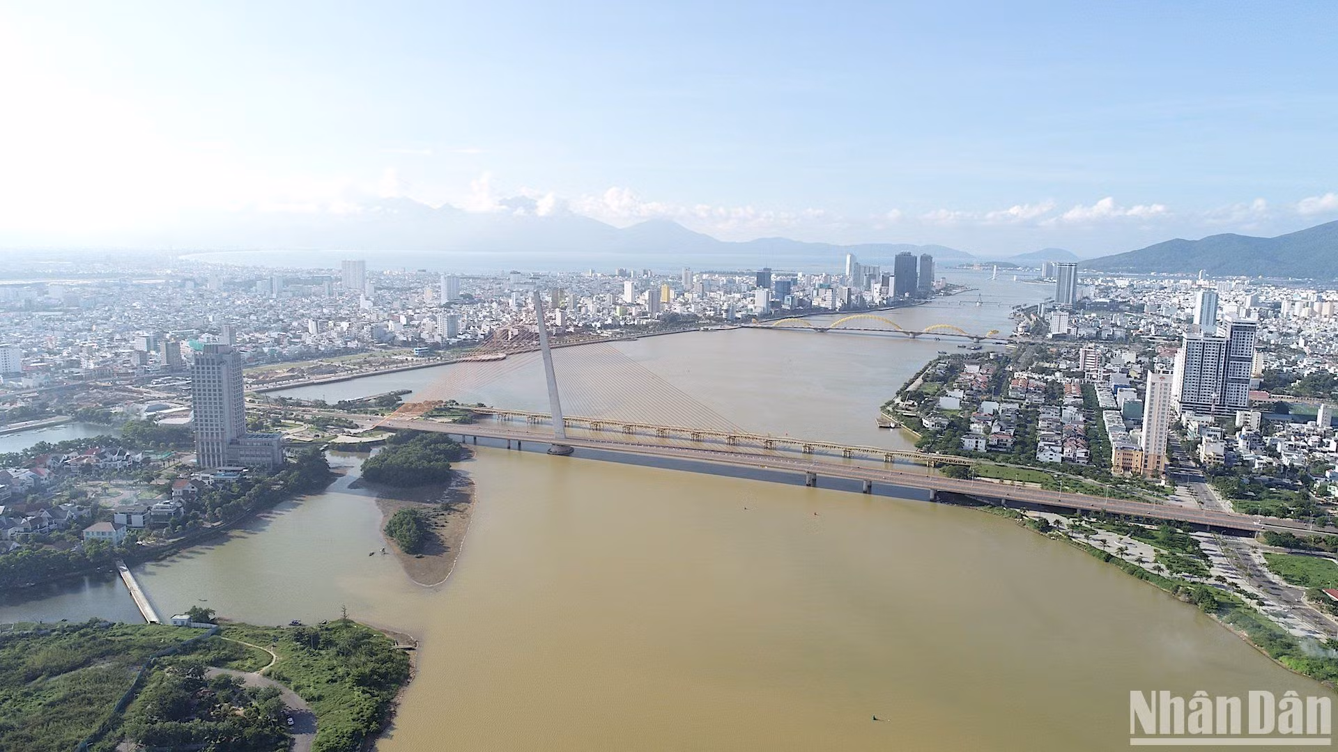 Những cây cầu bắc qua sông Hàn, Đà Nẵng. (Ảnh: ANH ĐÀO)