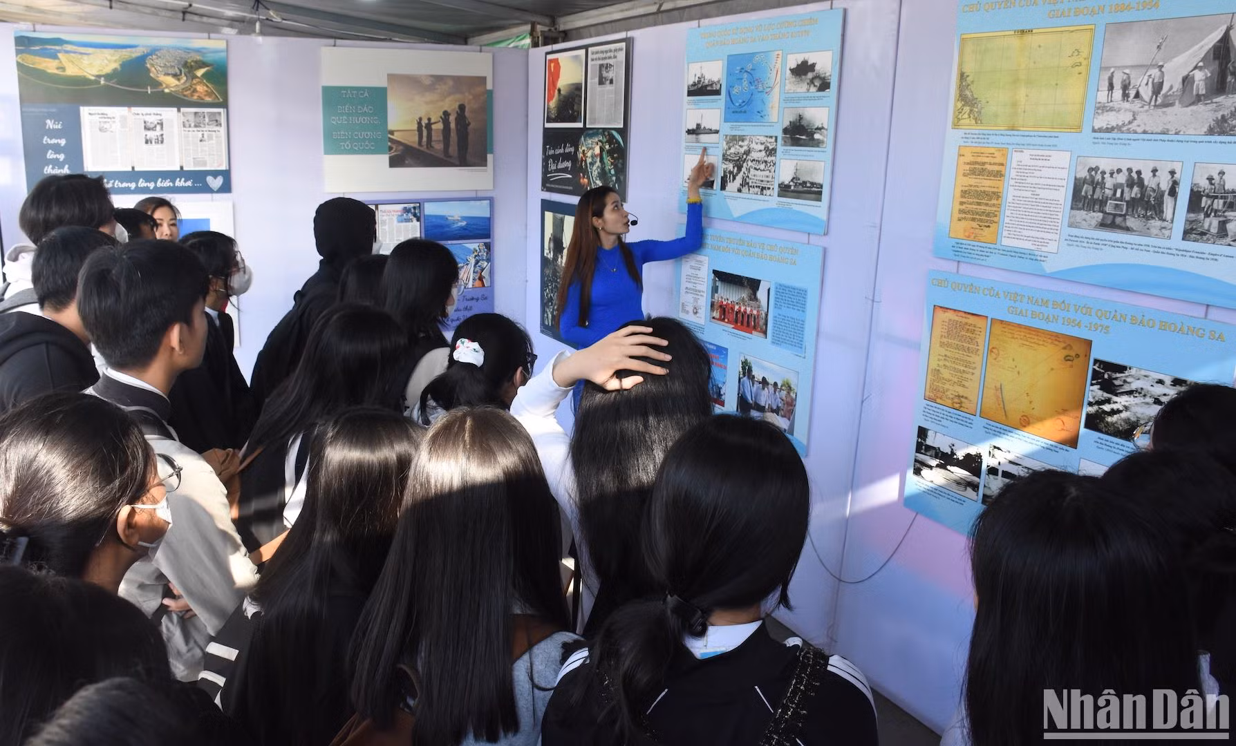Đông đảo học sinh Đà Nẵng tìm hiểu lịch sử trong Không gian trưng bày tư liệu "Hoàng Sa là của Việt Nam" tại Lễ hội cầu Ngư truyền thống quận Thanh Khê năm 2024. (Ảnh: ANH ĐÀO)