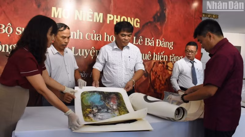 Tháng 11/2023, Bảo tàng Mỹ thuật Đà Nẵng tiếp nhận và mở niêm phong toàn bộ bộ sưu tập 253 hiện vật do ông bà Lê Tất Luyện-Thụy Khuê hiến tặng. Một phần trong số các hiện vật này được trưng bày tại Không gian trưng bày “Bộ sưu tập nghệ thuật Lê Bá Đảng”. (Ảnh: ANH ĐÀO) Tháng 11/2023, Bảo tàng Mỹ thuật Đà Nẵng tiếp nhận và mở niêm phong toàn bộ bộ sưu tập 253 hiện vật do ông bà Lê Tất Luyện-Thụy Khuê hiến tặng. Một phần trong số các hiện vật này được trưng bày tại Không gian trưng bày “Bộ sưu tập nghệ thuật Lê Bá Đảng”. (Ảnh: ANH ĐÀO)