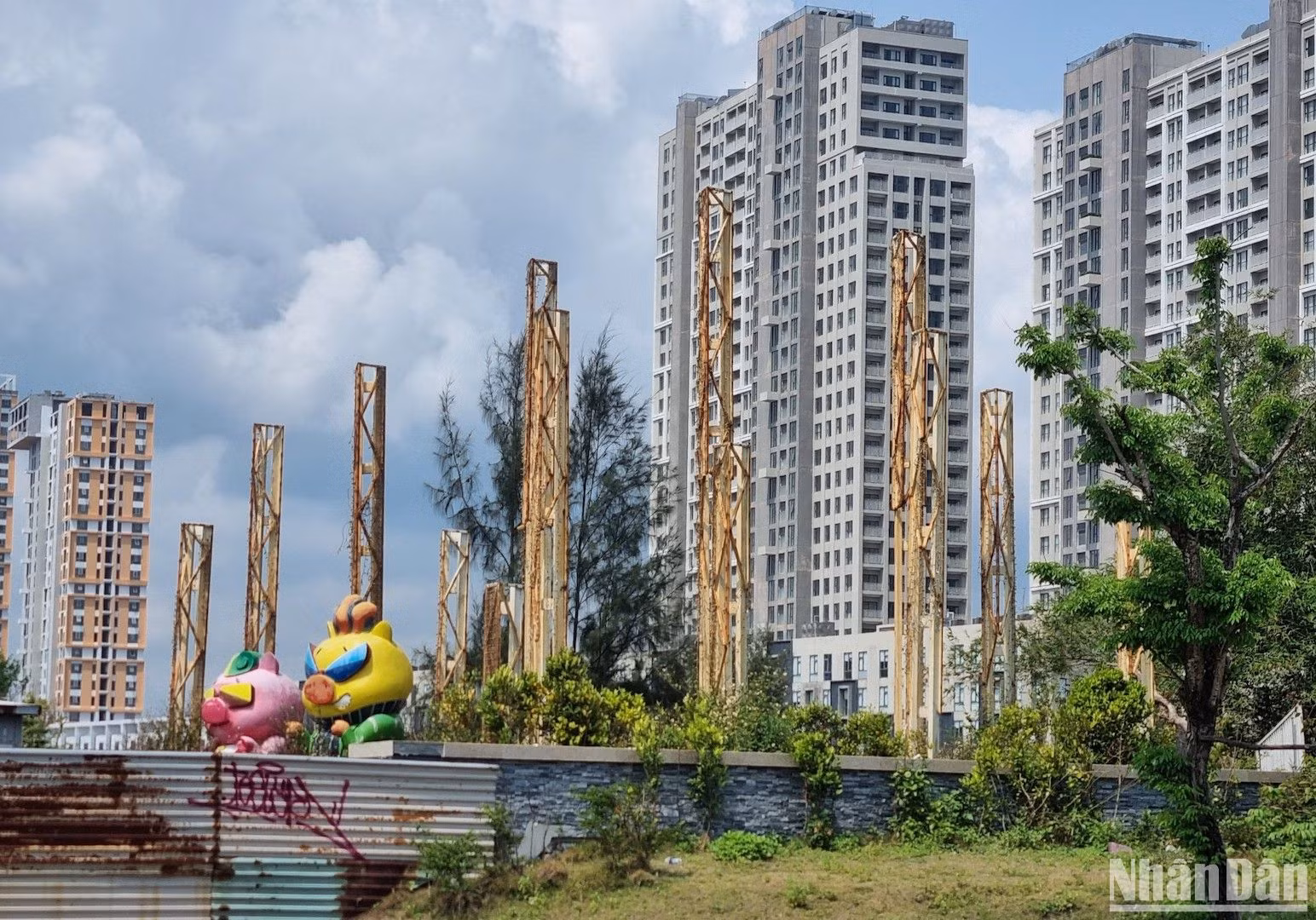 Năm 2017, sau khi hoàn thiện một phần, trong đó có các hạng mục căn hộ khách sạn (condotel) cùng nhiều hạng mục phục vụ giải trí, nghỉ dưỡng, dự án này đưa vào khai thác. Tuy nhiên, chỉ 2 năm sau thì chủ đầu tư "siêu dự án này" là Công ty CP Đầu tư Phát triển và Xây dựng Thành Đô (Tập đoàn Empire) tuyên bố "vỡ trận" ở phân khúc condotel. Và các hạng mục dừng thi công, hoang tàn đến hiện tại. Năm 2017, sau khi hoàn thiện một phần, trong đó có các hạng mục căn hộ khách sạn (condotel) cùng nhiều hạng mục phục vụ giải trí, nghỉ dưỡng, dự án này đưa vào khai thác. Tuy nhiên, chỉ 2 năm sau thì chủ đầu tư "siêu dự án này" là Công ty CP Đầu tư Phát triển và Xây dựng Thành Đô (Tập đoàn Empire) tuyên bố "vỡ trận" ở phân khúc condotel. Và các hạng mục dừng thi công, hoang tàn đến hiện tại.