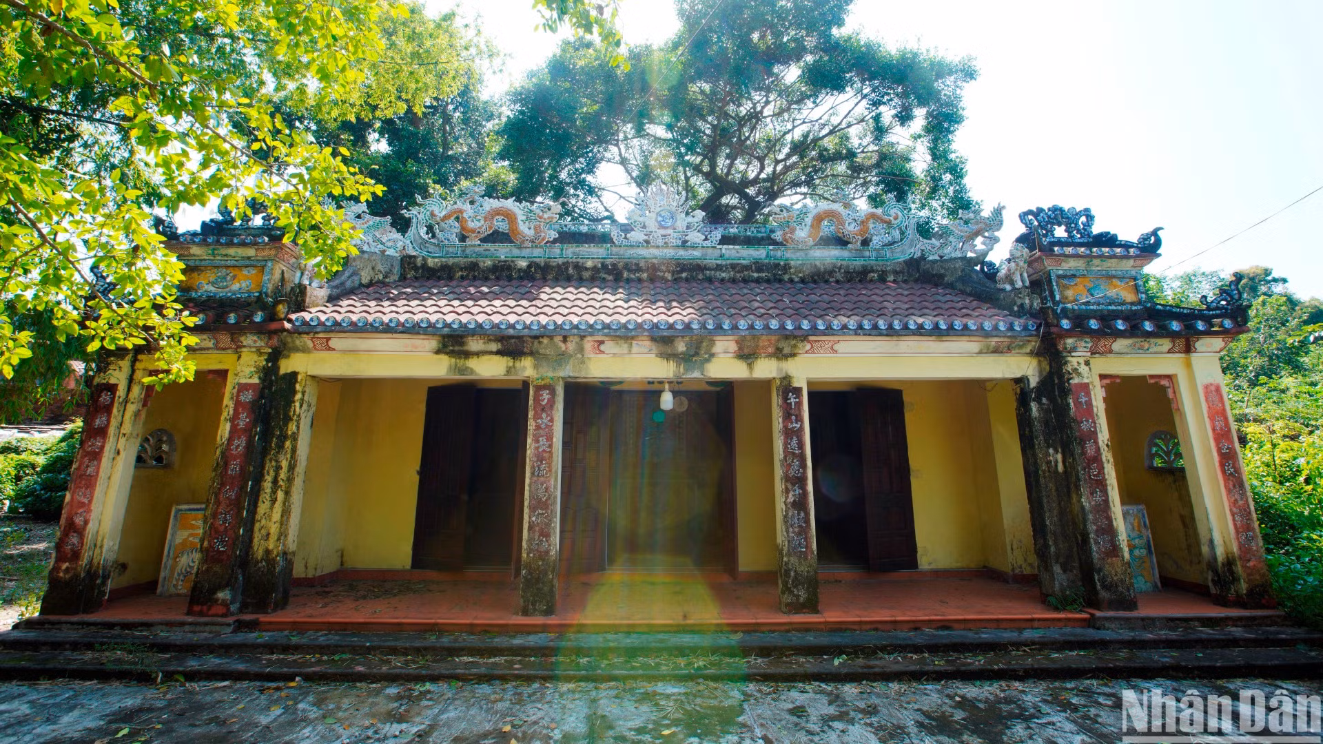 Đình làng Trung Sơn là nơi hằng năm, cứ vào 25 tháng Chạp và ngày 14/4 âm lịch, dân làng tụ họp đông đủ để làm lễ tế âm linh, dâng hương tưởng niệm các chiến sĩ vì nước vong thân.(Ảnh: ANH ĐÀO) Đình làng Trung Sơn là nơi hằng năm, cứ vào 25 tháng Chạp và ngày 14/4 âm lịch, dân làng tụ họp đông đủ để làm lễ tế âm linh, dâng hương tưởng niệm các chiến sĩ vì nước vong thân.(Ảnh: ANH ĐÀO)