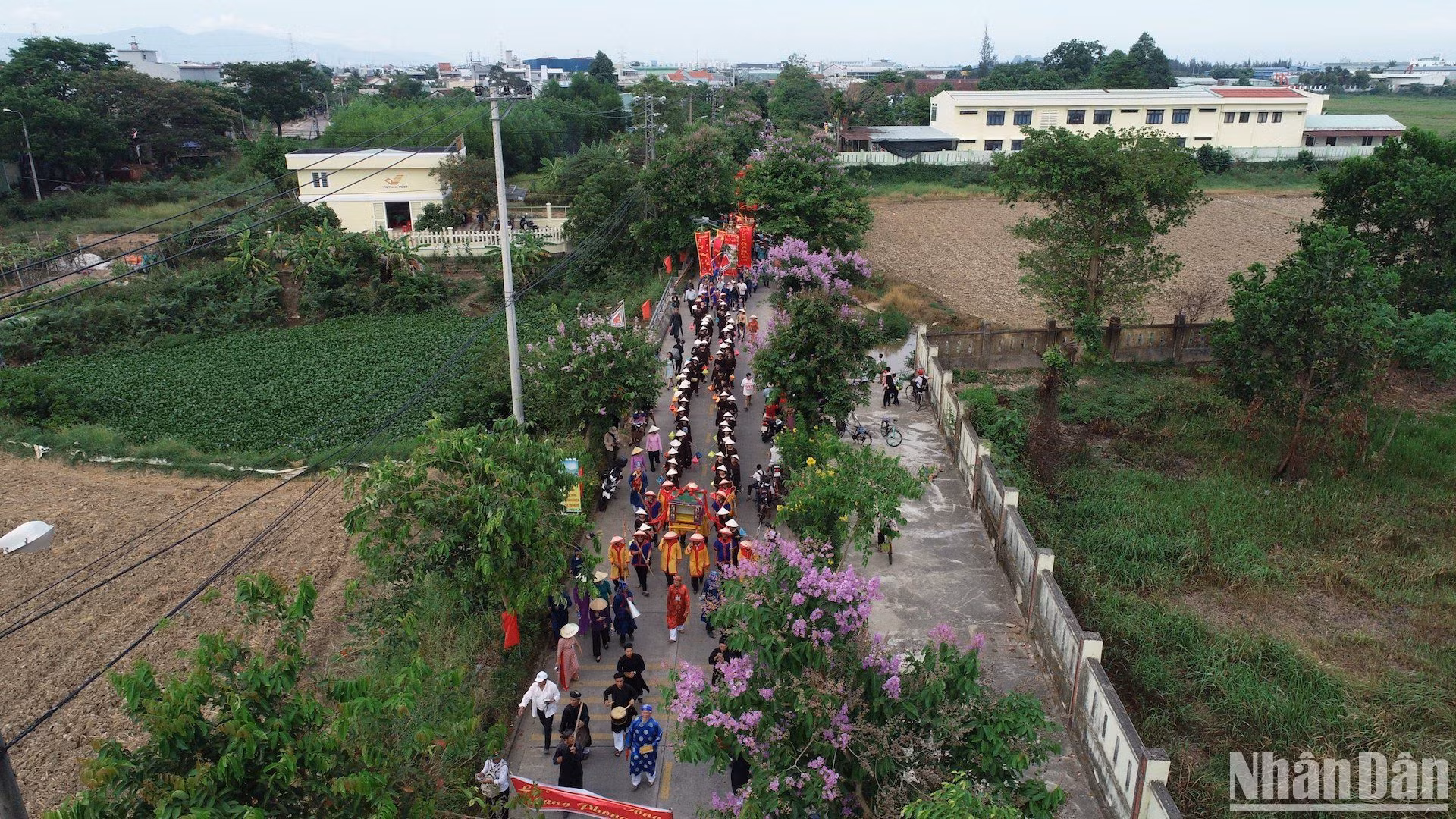 Từ Đình Thần nông, đoàn rước Mục đồng bắt đầu di chuyển đi qua nhiều khu vực dân cư và ra cánh đồng làng, nơi cồn Thần với tảng đá trắng lớn. (Ảnh: ANH ĐÀO)