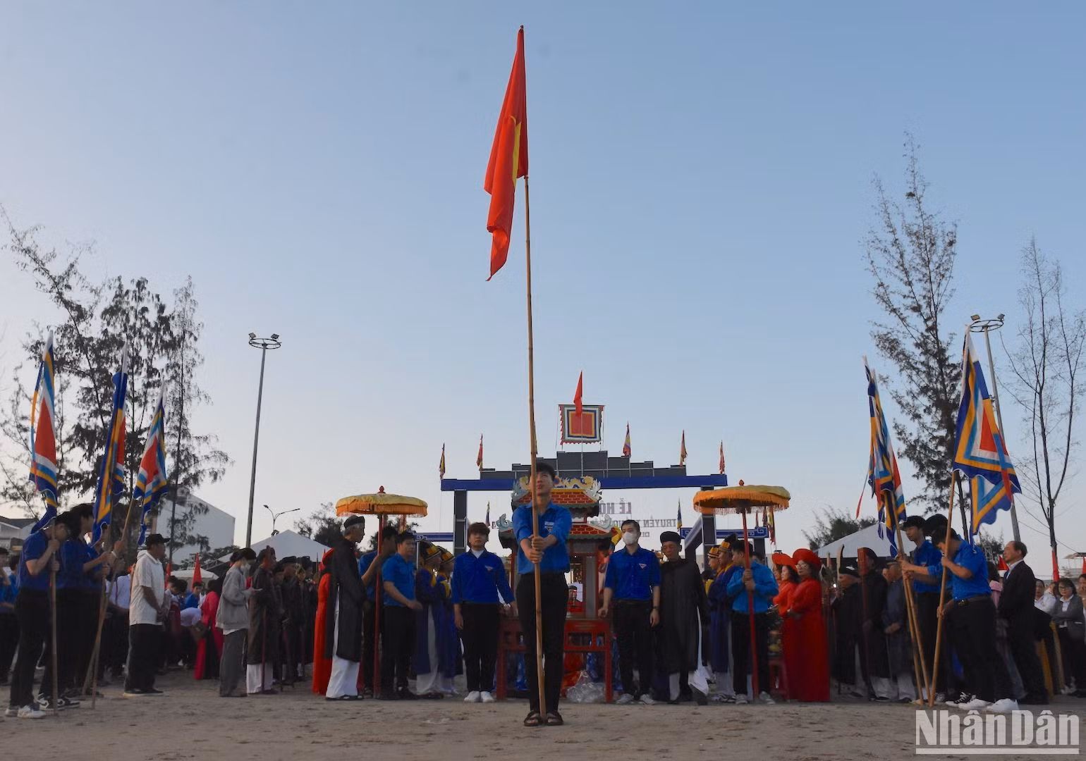 Lễ Nghinh thần tại Lễ hội cầu Ngư truyền thống quận Thanh Khê được tổ chức trang trọng sáng sớm 29/2. (Ảnh: ANH ĐÀO)