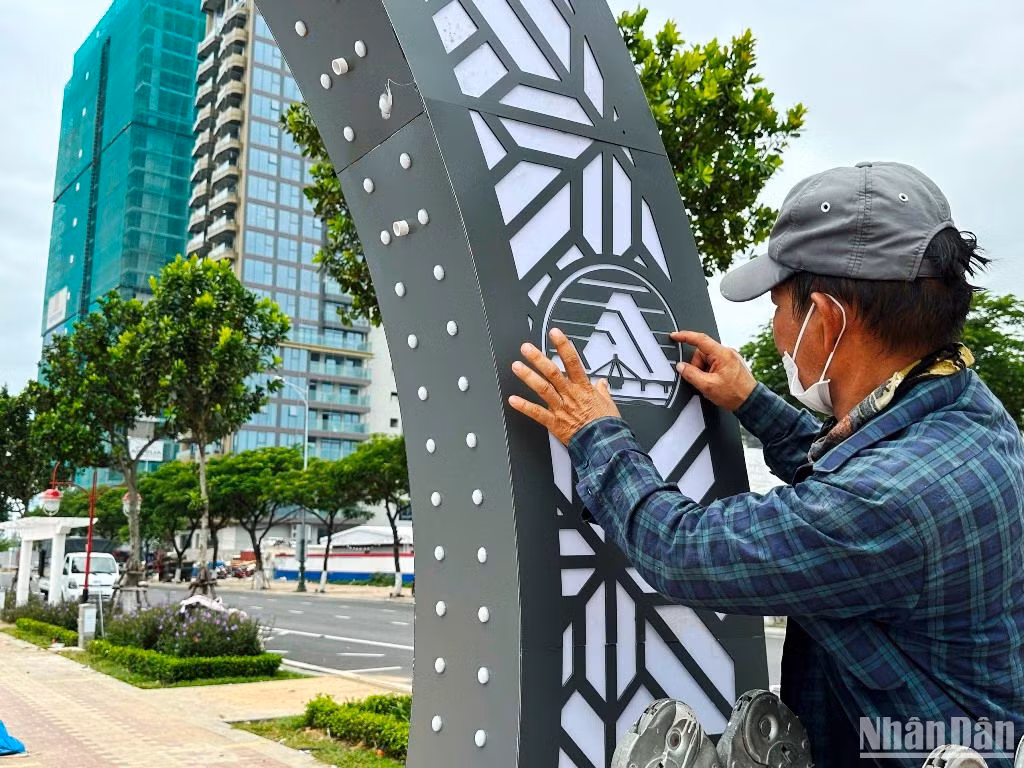 Các công nhân cho hay, dự kiến trong hai ngày tới, các công việc cuối cùng trang trí trên phố đi bộ Bạch Đằng sẽ hoàn thiện, sẵn sàng bàn giao để đưa vào vận hành đúng tiến độ đề ra. Các công nhân cho hay, dự kiến trong hai ngày tới, các công việc cuối cùng trang trí trên phố đi bộ Bạch Đằng sẽ hoàn thiện, sẵn sàng bàn giao để đưa vào vận hành đúng tiến độ đề ra.