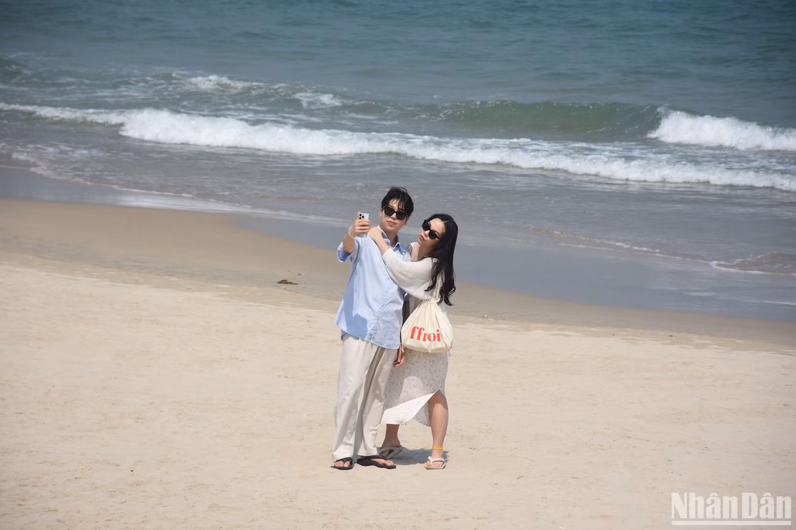 Biển Mỹ Khê là điểm check-in lý tưởng cho các cặp đôi khi đến Đà Nẵng. Ảnh: ANH ĐÀO