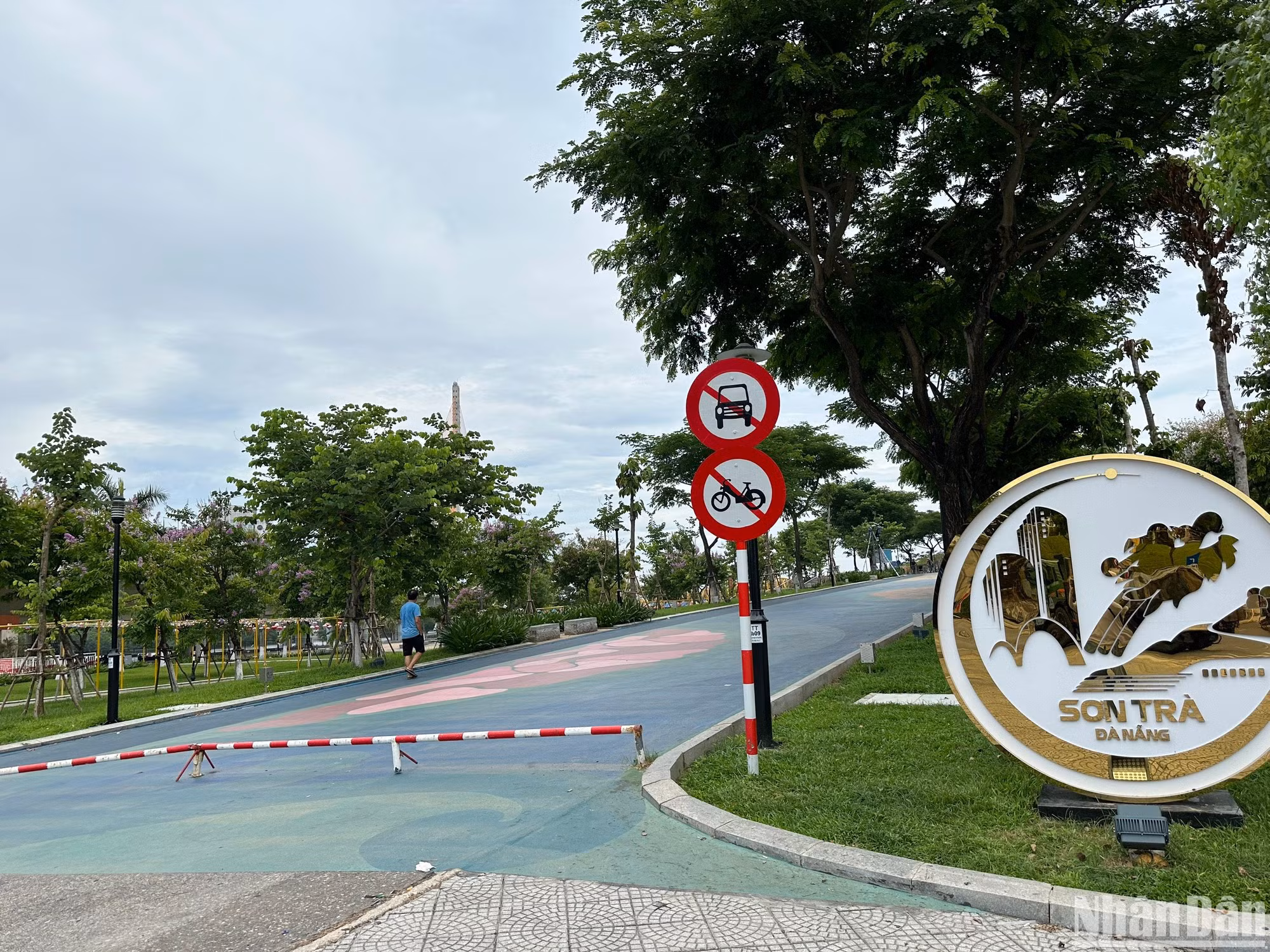 Ngày 28/5, ông Huỳnh Văn Hùng, Phó Chủ tịch Ủy ban nhân dân quận Sơn Trà, Đà Nẵng cho biết, quận đã có kế hoạch tổ chức các hoạt động khai trương các dịch vụ phục vụ du lịch về đêm trên cầu Nguyễn Văn Trỗi và công viên bờ đông chân cầu Nguyễn Văn Trỗi. Cụ thể, chương trình sẽ diễn ra từ 19 giờ đến 22 giờ ngày 31/5 tại cầu Nguyễn Văn Trỗi và Công viên bờ đông chân cầu, đường Trần Hưng Đạo (đoạn chân cầu Trần Thị Lý đến giáp đường Bùi Thị Xuân). Ngày 28/5, ông Huỳnh Văn Hùng, Phó Chủ tịch Ủy ban nhân dân quận Sơn Trà, Đà Nẵng cho biết, quận đã có kế hoạch tổ chức các hoạt động khai trương các dịch vụ phục vụ du lịch về đêm trên cầu Nguyễn Văn Trỗi và công viên bờ đông chân cầu Nguyễn Văn Trỗi. Cụ thể, chương trình sẽ diễn ra từ 19 giờ đến 22 giờ ngày 31/5 tại cầu Nguyễn Văn Trỗi và Công viên bờ đông chân cầu, đường Trần Hưng Đạo (đoạn chân cầu Trần Thị Lý đến giáp đường Bùi Thị Xuân).