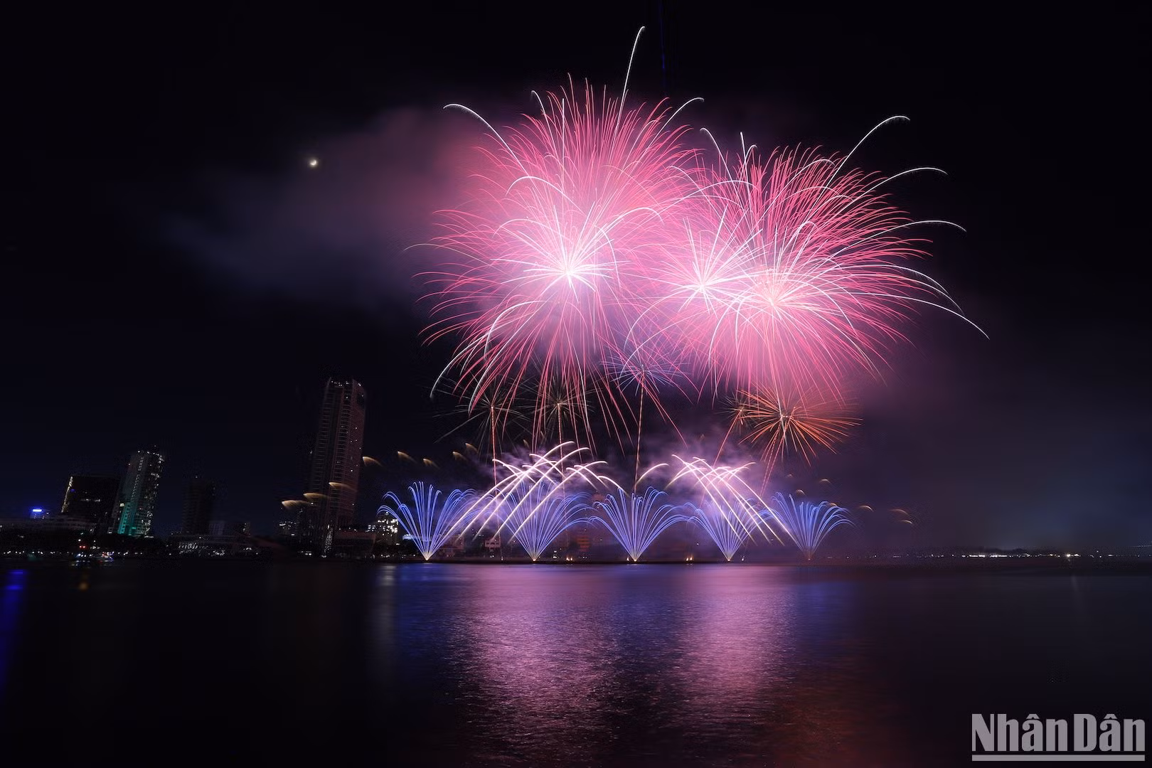 Với tên gọi “Dazzling Da Nang” (Đà Nẵng tỏa sáng), màn thi của Trung Quốc truyền cảm hứng về vẻ đẹp và tình yêu dành cho Đà Nẵng. (Ảnh ANH ĐÀO)