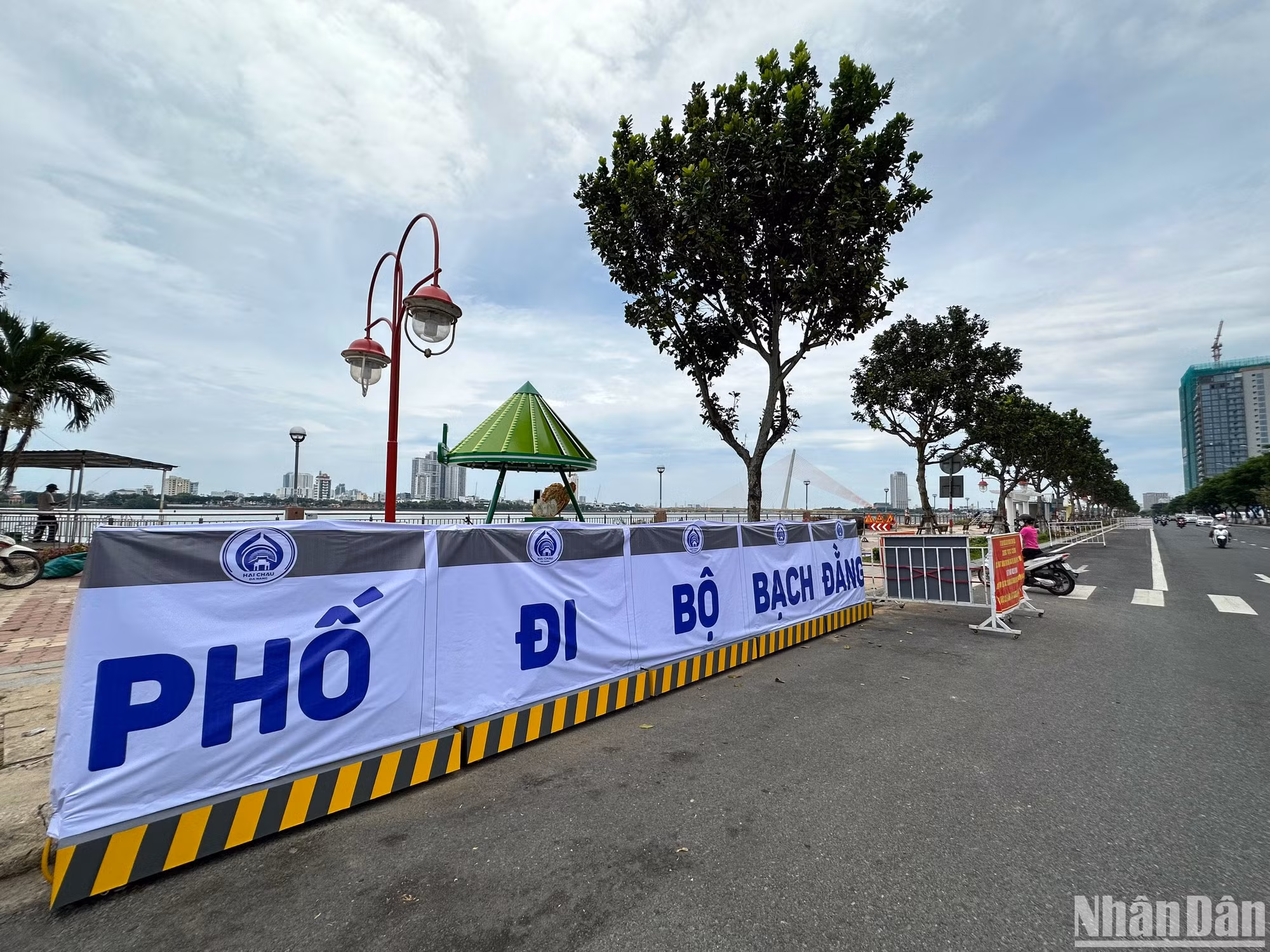 Phương án tổ chức giao thông khi phố đi bộ hoạt động, TP Đà Nẵng sẽ sử dụng 1 làn xe phía đông đường Bạch Đằng vào các ngày trong tuần, 3 làn còn lại là 1 chiều, đặt biển báo giới hạn 40km/giờ theo giờ và hạn chế xe cơ giới theo giờ. Đối với các ngày thứ sáu, thứ bảy và chủ nhật cấm xe toàn bộ tuyến đường Bạch Đằng, đoạn từ đường Bình Minh 10 đến Công viên APEC. Phương án tổ chức giao thông khi phố đi bộ hoạt động, TP Đà Nẵng sẽ sử dụng 1 làn xe phía đông đường Bạch Đằng vào các ngày trong tuần, 3 làn còn lại là 1 chiều, đặt biển báo giới hạn 40km/giờ theo giờ và hạn chế xe cơ giới theo giờ. Đối với các ngày thứ sáu, thứ bảy và chủ nhật cấm xe toàn bộ tuyến đường Bạch Đằng, đoạn từ đường Bình Minh 10 đến Công viên APEC.