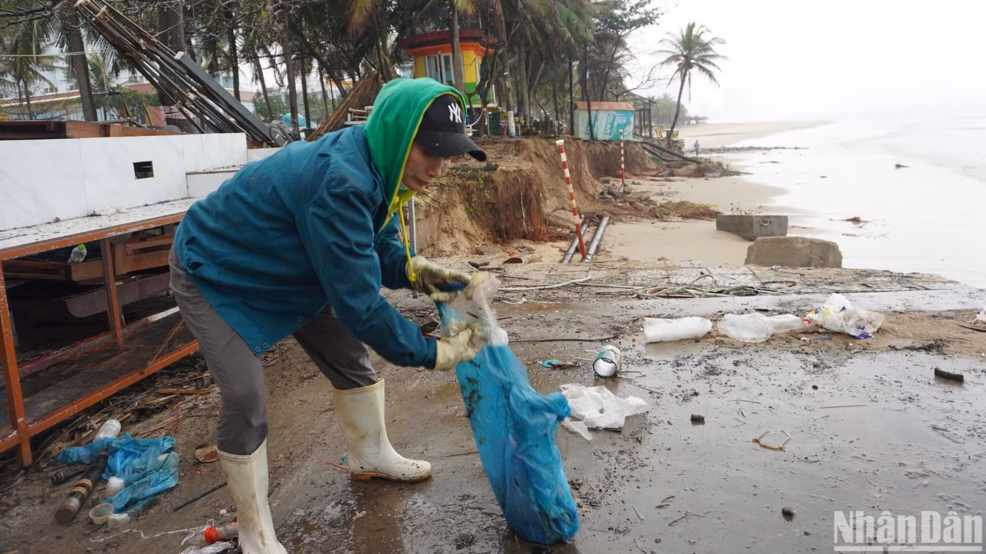 Hiện trạng sóng biển xâm thực bãi biển Mỹ Khê, sáng ngày 31/12. (Ảnh: ANH ĐÀO)