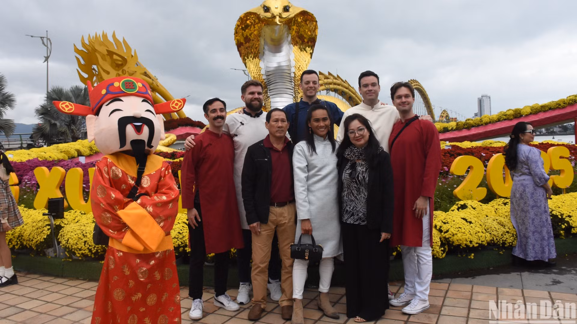 Nhiều du khách nước ngoài diện trang phục áo dài khi đến Đà Nẵng du lịch đúng vào dịp Tết Nguyên đán Ất Tỵ 2025. (Ảnh: ANH ĐÀO) Nhiều du khách nước ngoài diện trang phục áo dài khi đến Đà Nẵng du lịch đúng vào dịp Tết Nguyên đán Ất Tỵ 2025. (Ảnh: ANH ĐÀO)