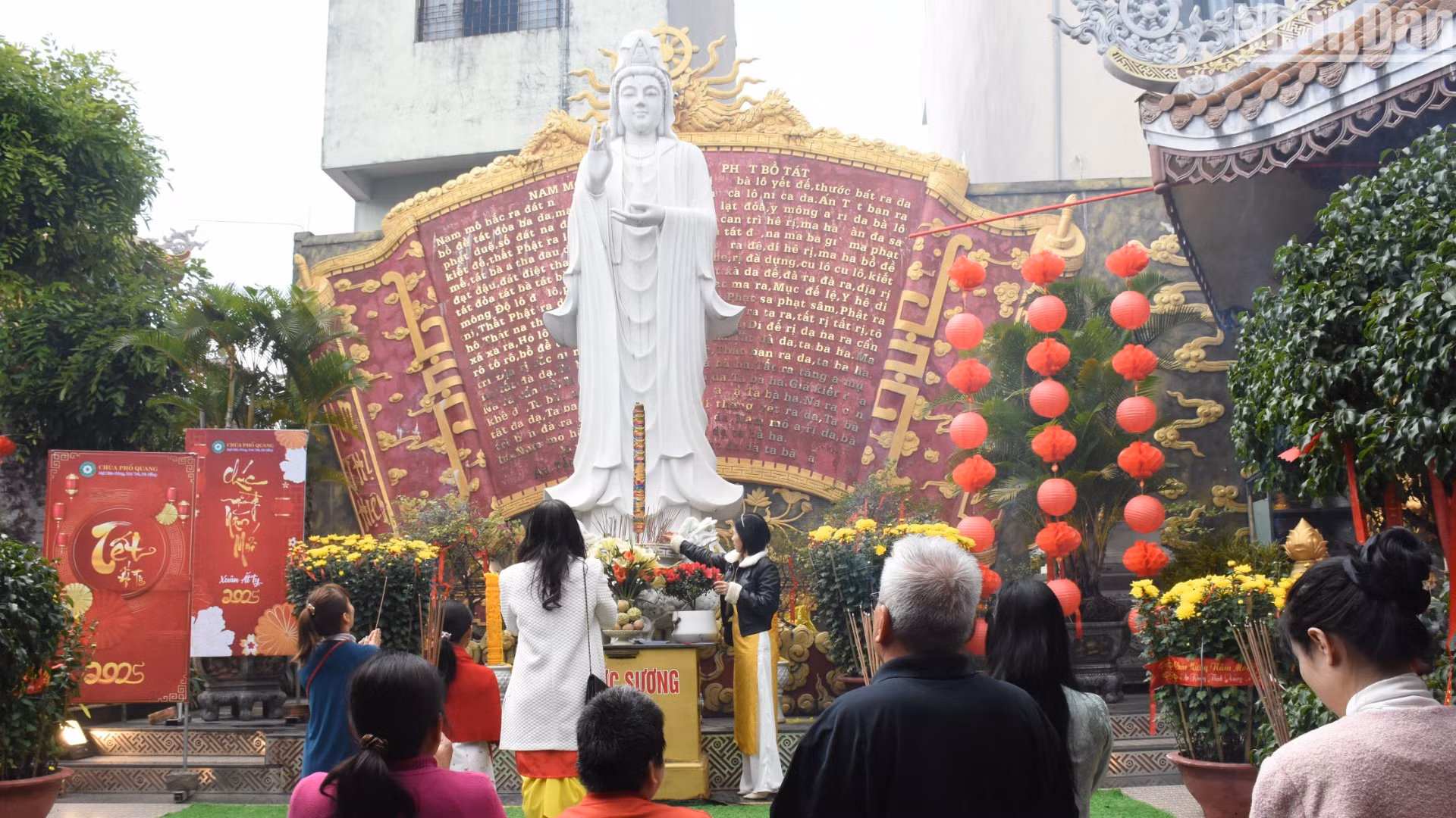 Nhiều gia đình Đà Nẵng chọn lễ chùa đầu năm với mong muốn bình an đến với gia đình, người thân. (Ảnh: ANH ĐÀO) Nhiều gia đình Đà Nẵng chọn lễ chùa đầu năm với mong muốn bình an đến với gia đình, người thân. (Ảnh: ANH ĐÀO)