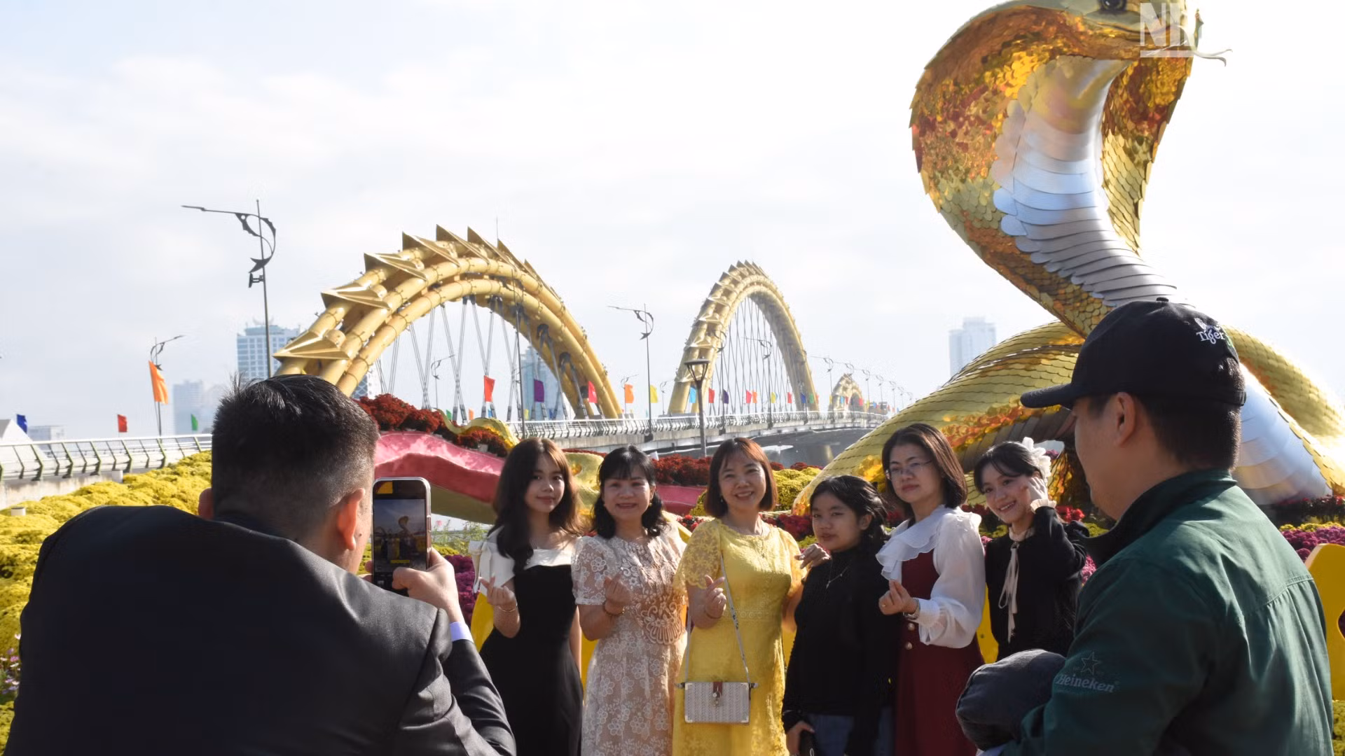 Khu vực đường hoa phía tây cầu Rồng là nơi thu hút rất đông người dân, du khách tham quan, chụp hình lưu niệm. (Ảnh: ANH ĐÀO) Khu vực đường hoa phía tây cầu Rồng là nơi thu hút rất đông người dân, du khách tham quan, chụp hình lưu niệm. (Ảnh: ANH ĐÀO)