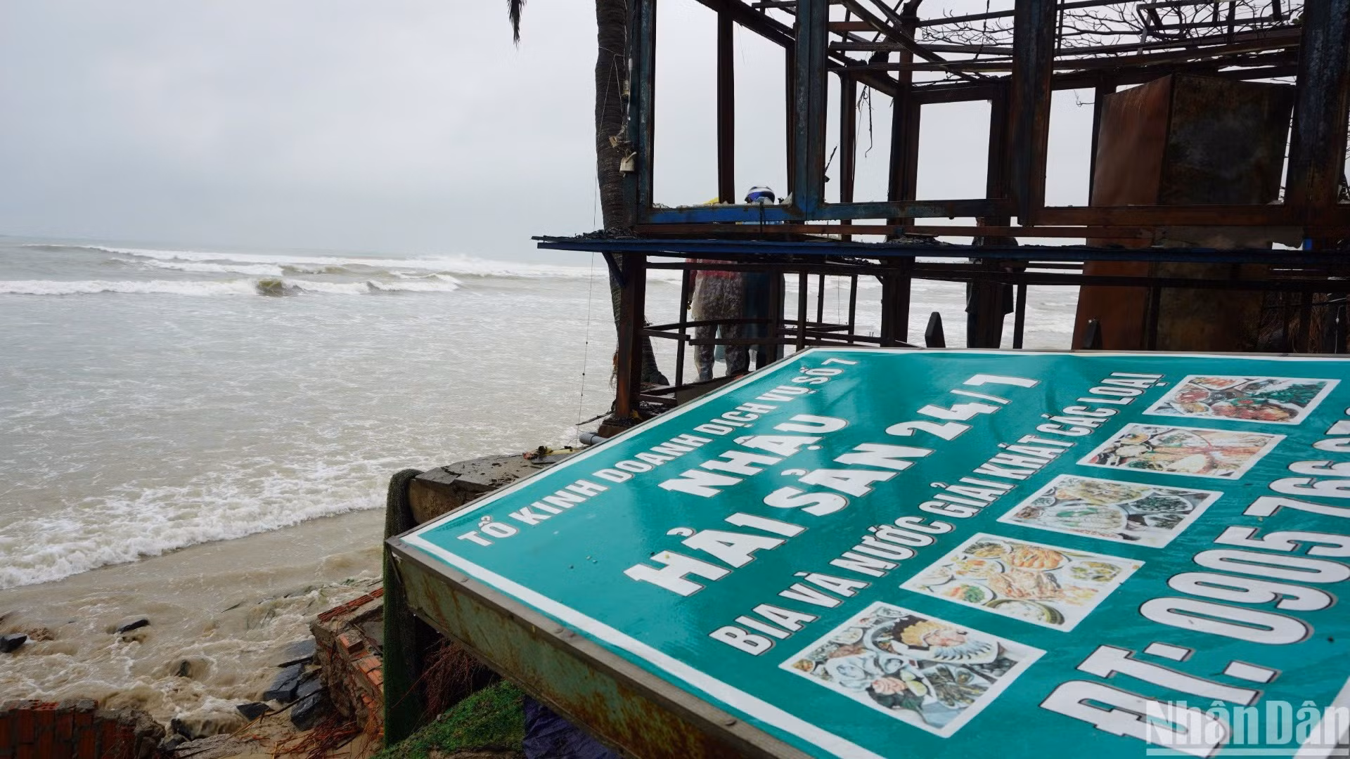 Sóng đánh sâu vào bờ biển, gây hư hại tài sản các hộ kinh doanh khu vực này. (Ảnh: ANH ĐÀO)