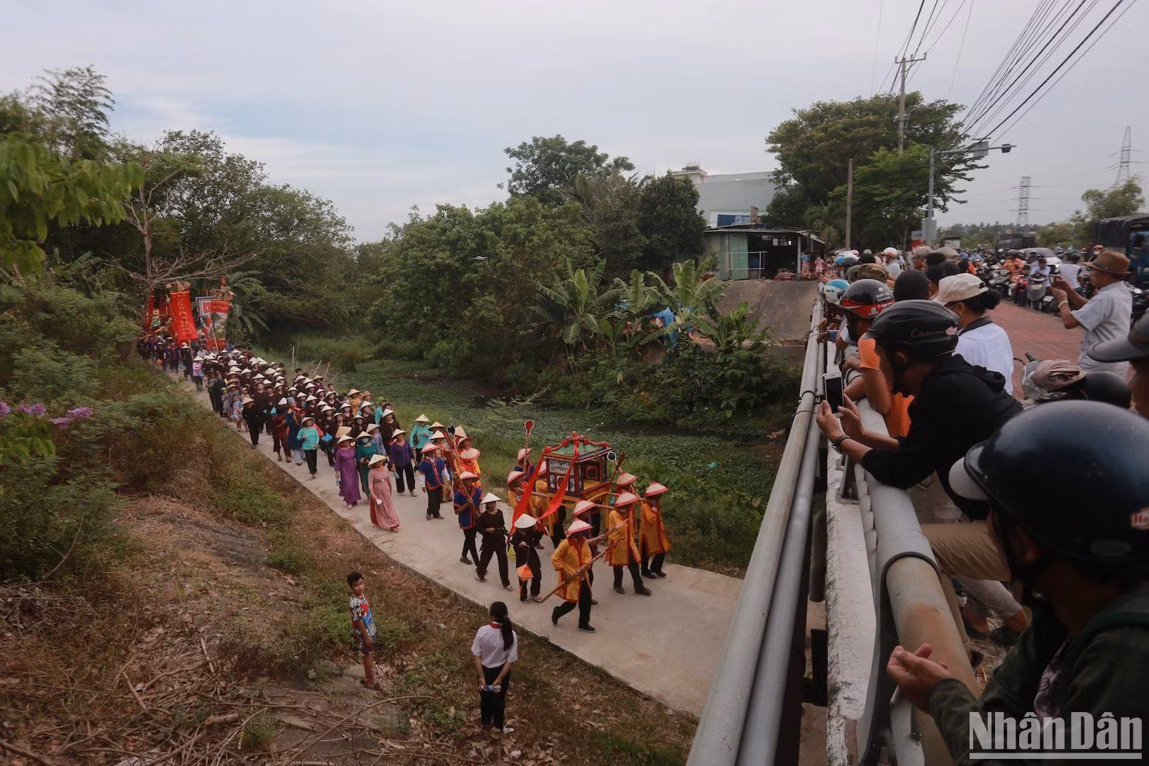 Rất đông người dân địa phương theo dõi lễ rước Mục đồng. (Ảnh: ANH ĐÀO)