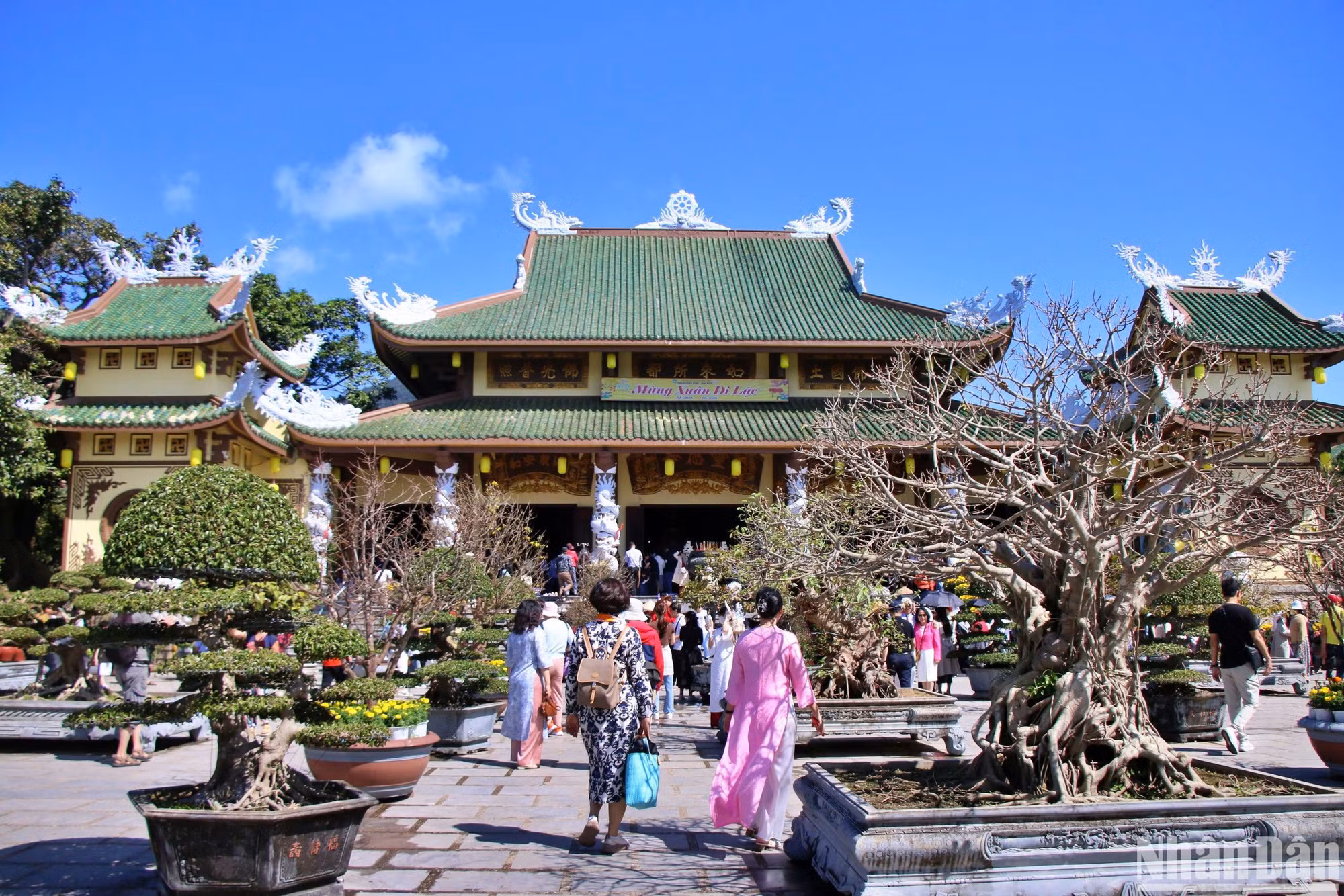 Chùa Linh Ứng thu hút đông đảo người dân, du khách đến tham quan, ngắm cảnh và dâng hương cầu an những ngày đầu năm mới Ất Tỵ 2025. (Ảnh: ANH ĐÀO)