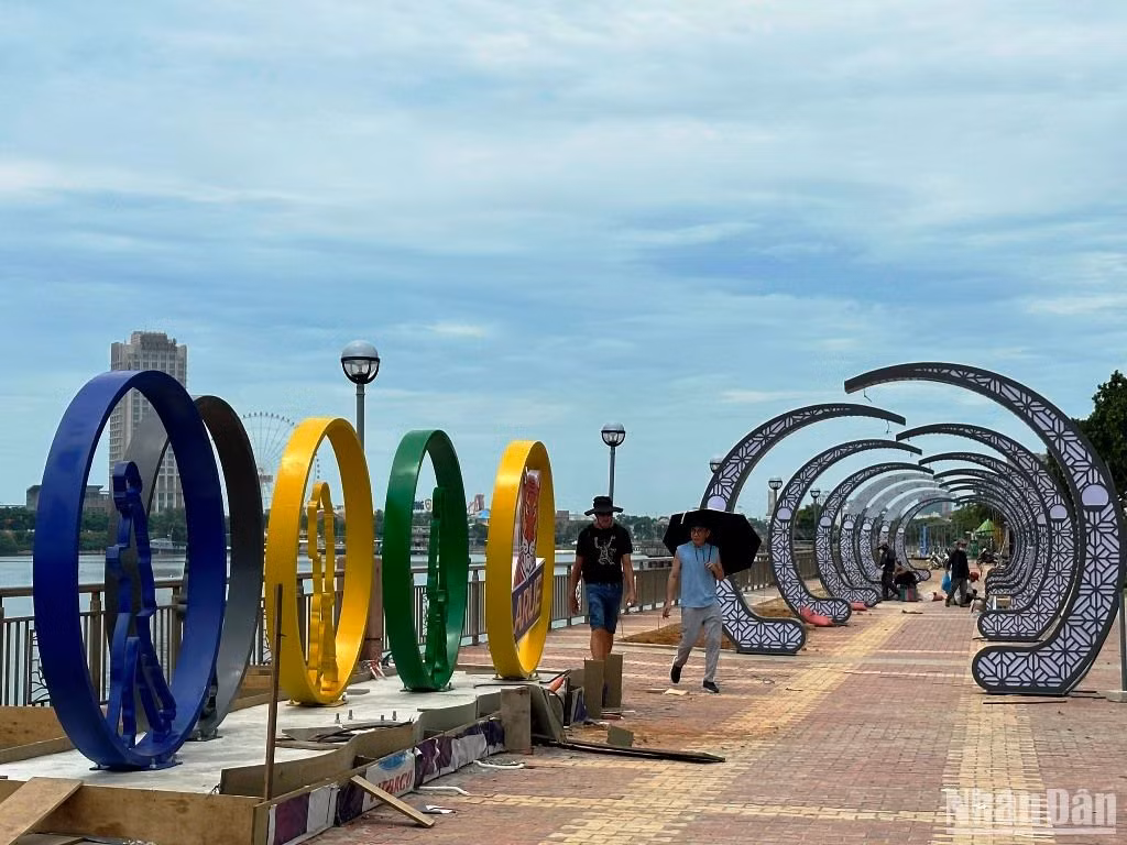 Phố đi bộ Bạch Đằng sẽ có 5 điểm check-in với các mô hình độc đáo; bố trí thêm cây xanh, ghế đá và đèn trang trí… Cùng với đó, có 3 bãi đỗ xe, bố trí 2 nhà vệ sinh chung quanh phố đi bộ để thuận tiện cho người dân, du khách đến tham quan, trải nghiệm các hoạt động. Phố đi bộ Bạch Đằng sẽ có 5 điểm check-in với các mô hình độc đáo; bố trí thêm cây xanh, ghế đá và đèn trang trí… Cùng với đó, có 3 bãi đỗ xe, bố trí 2 nhà vệ sinh chung quanh phố đi bộ để thuận tiện cho người dân, du khách đến tham quan, trải nghiệm các hoạt động.