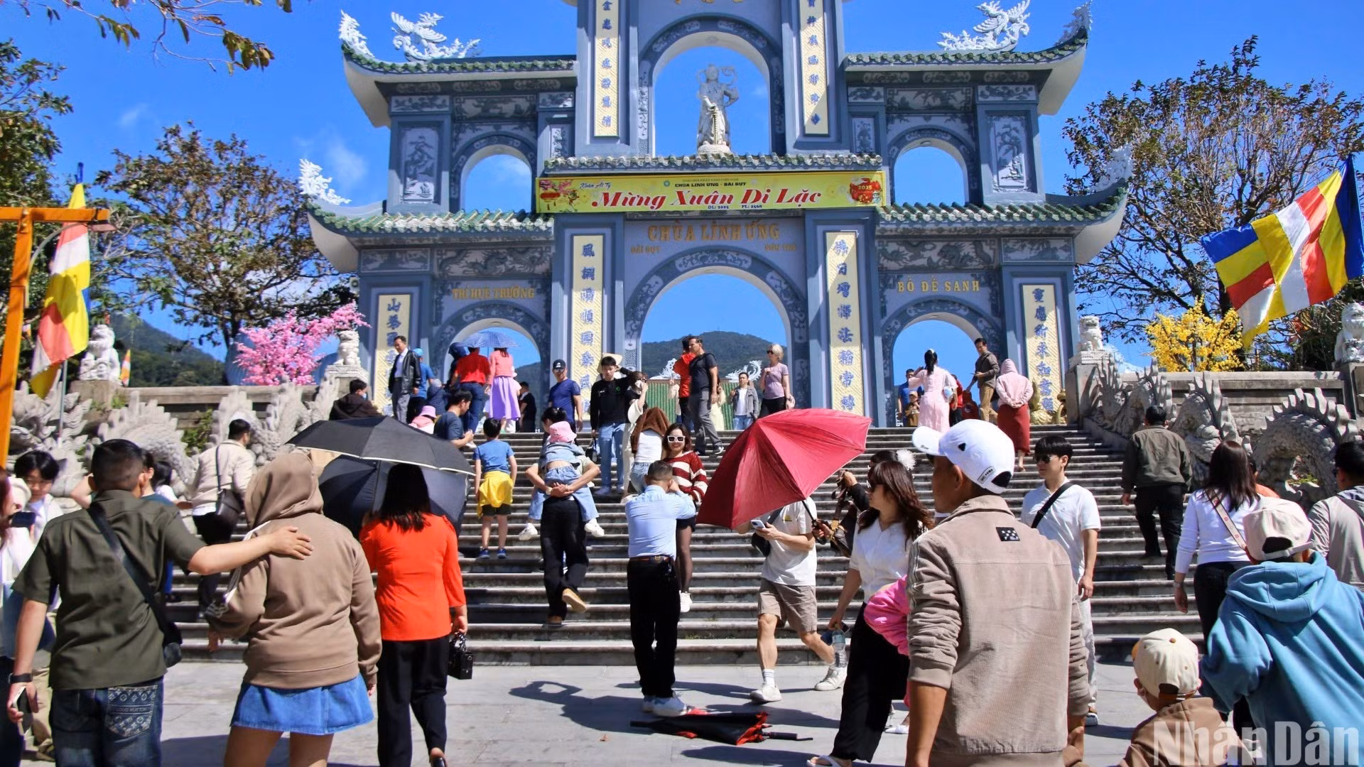 Du khách đổ về chùa Linh Ứng để tham quan, dâng hương và nguyện cầu bình an ngày Mùng 3 Tết Ất Tỵ 2025. (Ảnh: ANH ĐÀO)