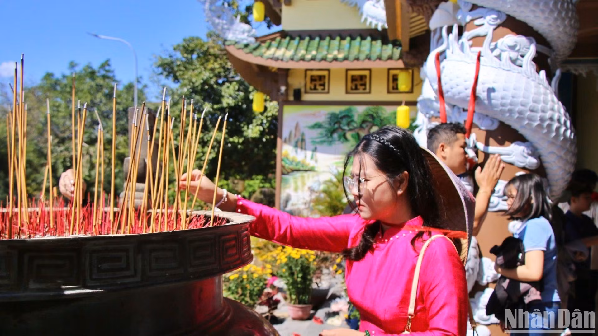 Chùa Linh Ứng đón hàng ngàn lượt người dân, du khách đến tham quan, dâng hương đầu năm mới Ất Tỵ 2025.(Ảnh: ANH ĐÀO)