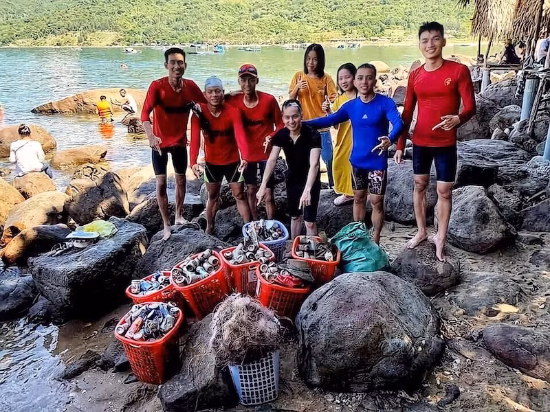 Những người bạn đồng hành nhặt rác bảo vệ môi trường cùng anh Đào Đặng Công Trung. (Ảnh Nhân vật cung cấp) Những người bạn đồng hành nhặt rác bảo vệ môi trường cùng anh Đào Đặng Công Trung. (Ảnh Nhân vật cung cấp)