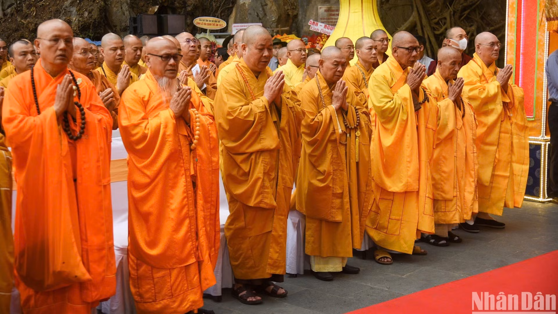 Lễ vía Đức Bồ tát Quán Thế Âm với thông điệp về tình yêu thương, hướng lòng thành về Đức Quán Thế Âm, cầu nguyện cho đất nước luôn được hòa bình, ấm no, nhân dân an lạc, hạnh phúc. (Ảnh: ANH ĐÀO) Lễ vía Đức Bồ tát Quán Thế Âm với thông điệp về tình yêu thương, hướng lòng thành về Đức Quán Thế Âm, cầu nguyện cho đất nước luôn được hòa bình, ấm no, nhân dân an lạc, hạnh phúc. (Ảnh: ANH ĐÀO)
