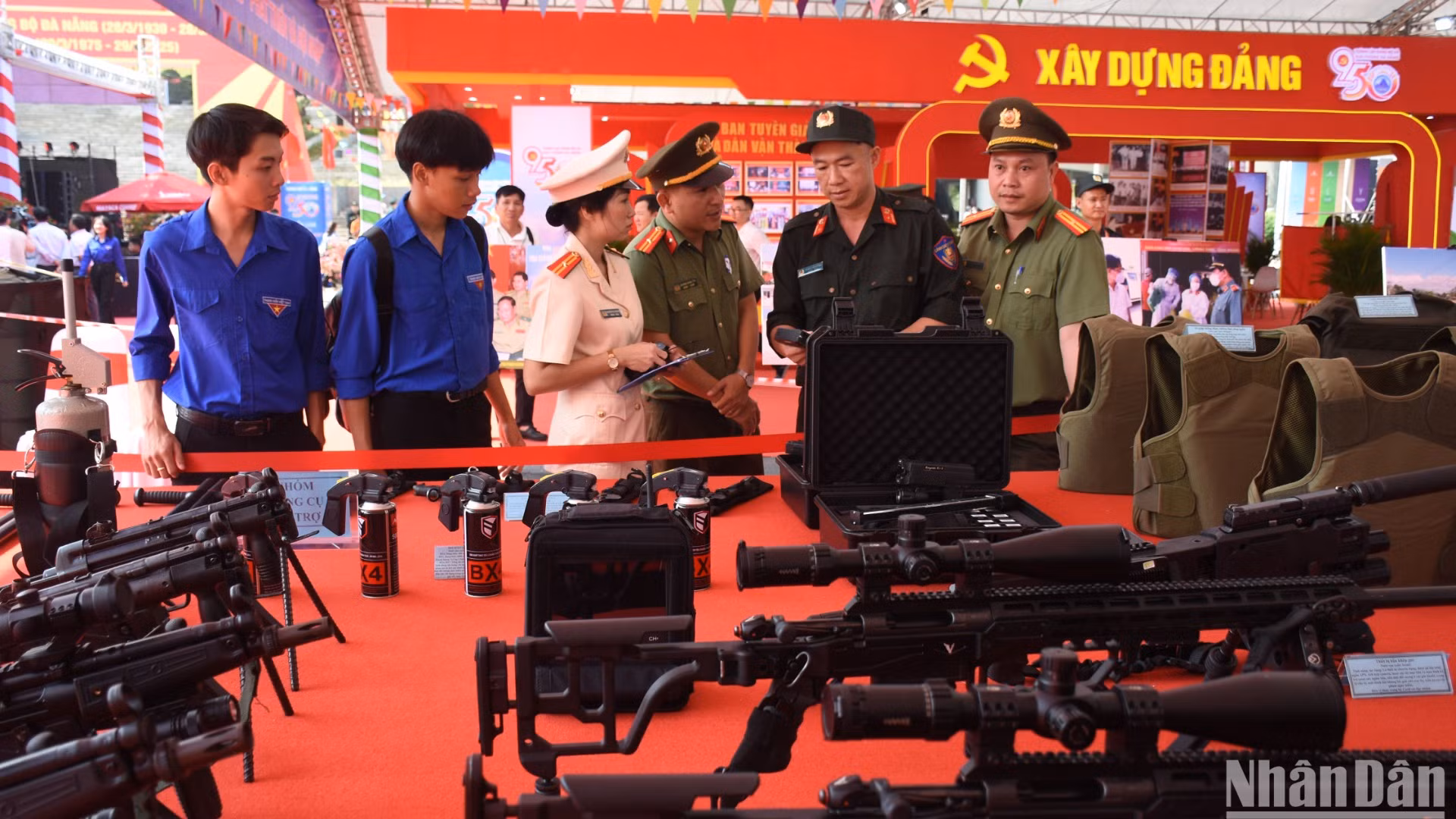 Có nhiều trang thiết bị trưng bày tại khu vực an ninh quốc phòng lần đầu tiên người dân được chiêm ngưỡng. (Ảnh: ANH ĐÀO)